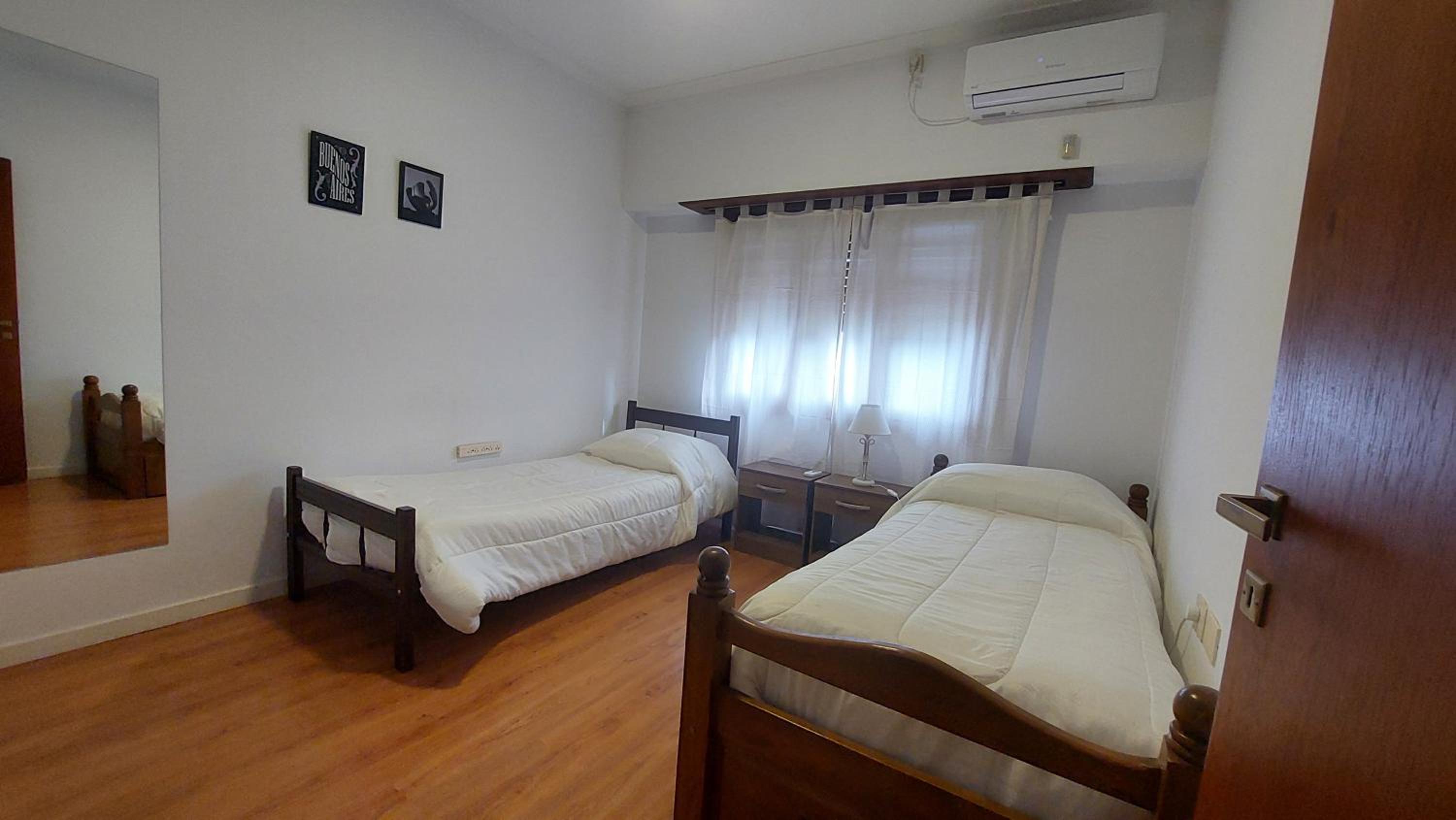 Casa familiar con patio y parrilla