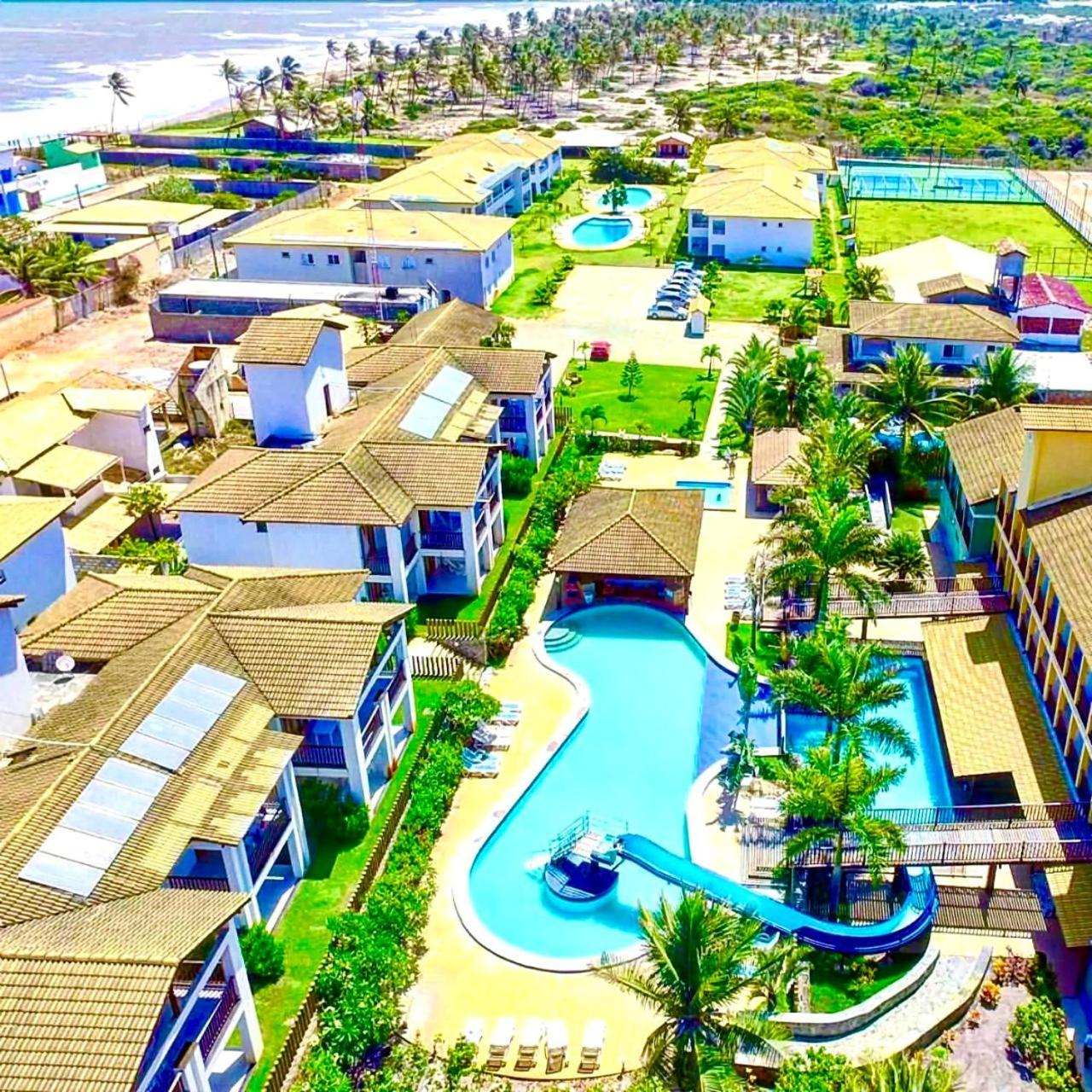 Apartamento amplo de frente para o mar em Resort