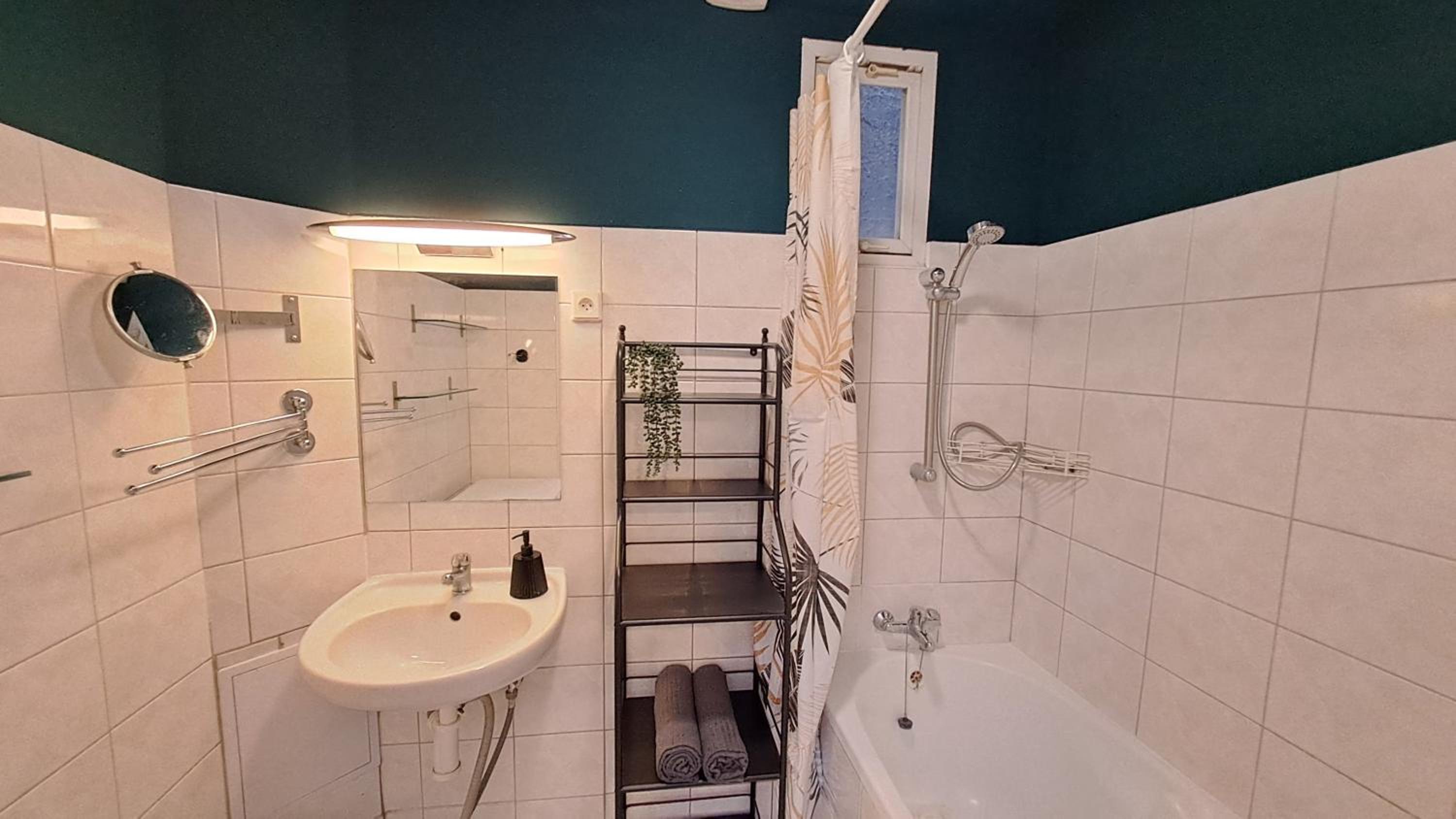 Na Slupi Sanctuary: Serene 2-Bedroom Getaway Prague