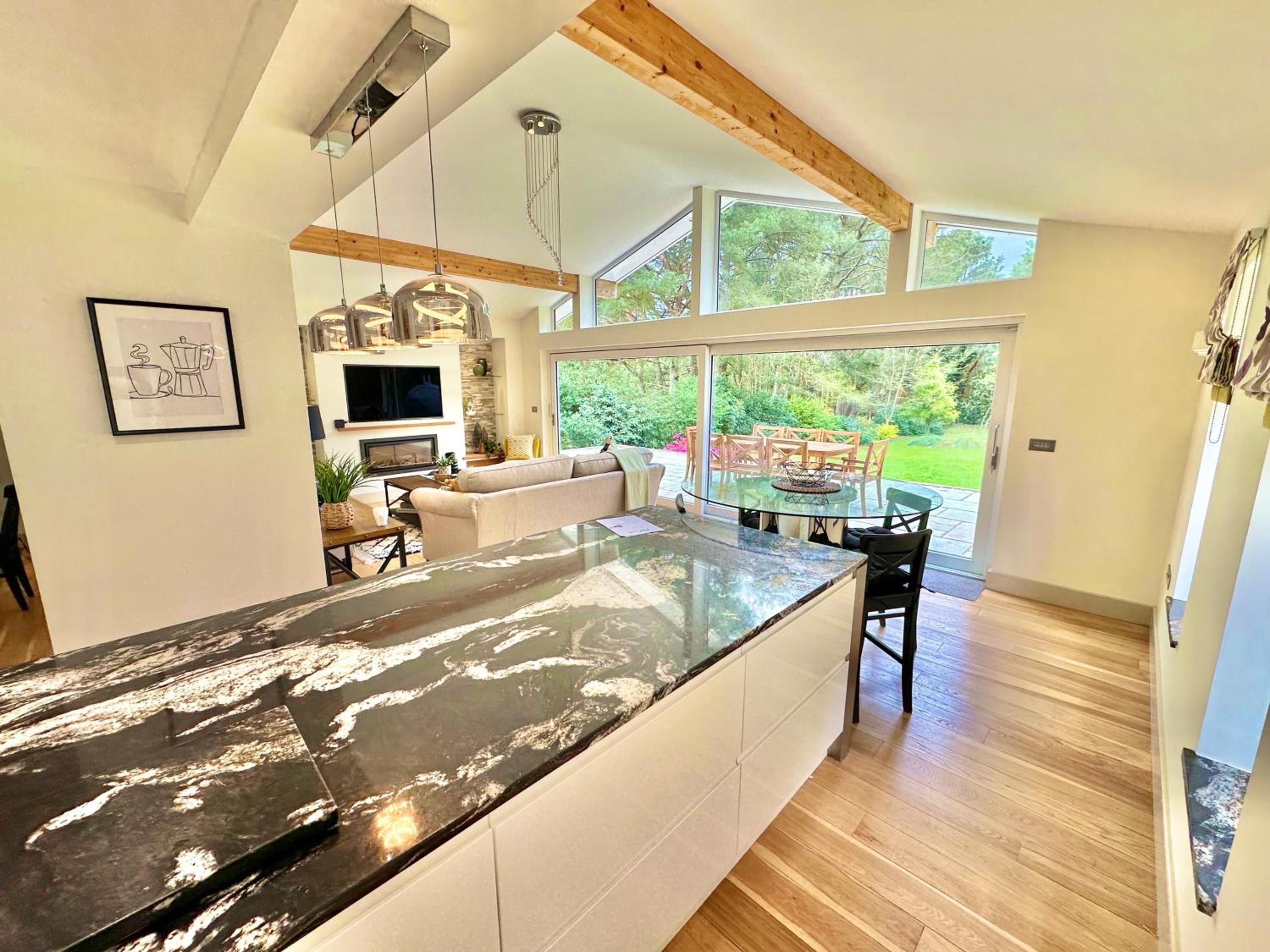 Luxury Five Bed Home - Large Garden with BBQ and Hot Tub - New Forest and Beach Links view 2
