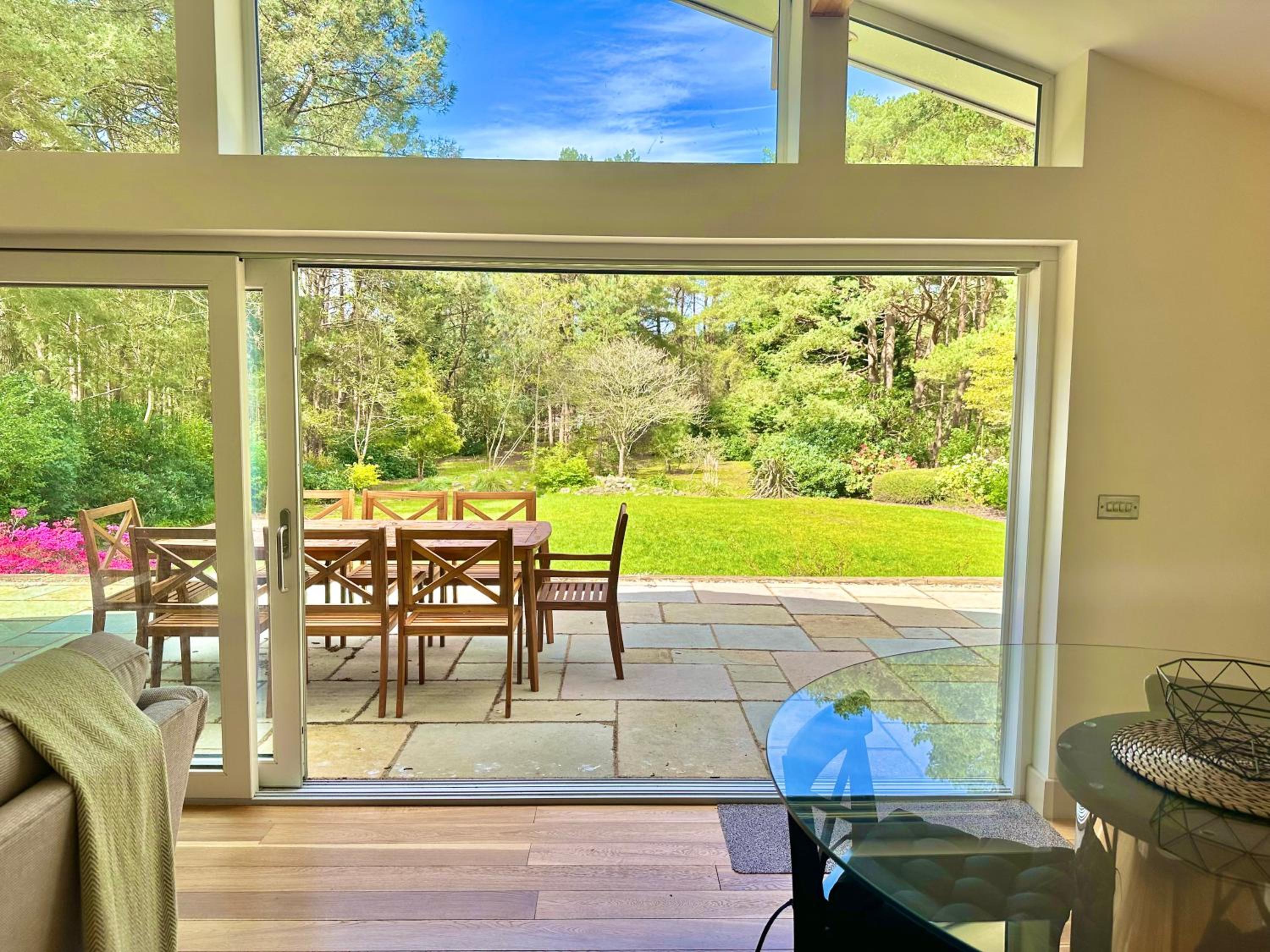 Luxury Five Bed Home - Large Garden with BBQ and Hot Tub - New Forest and Beach Links view 4