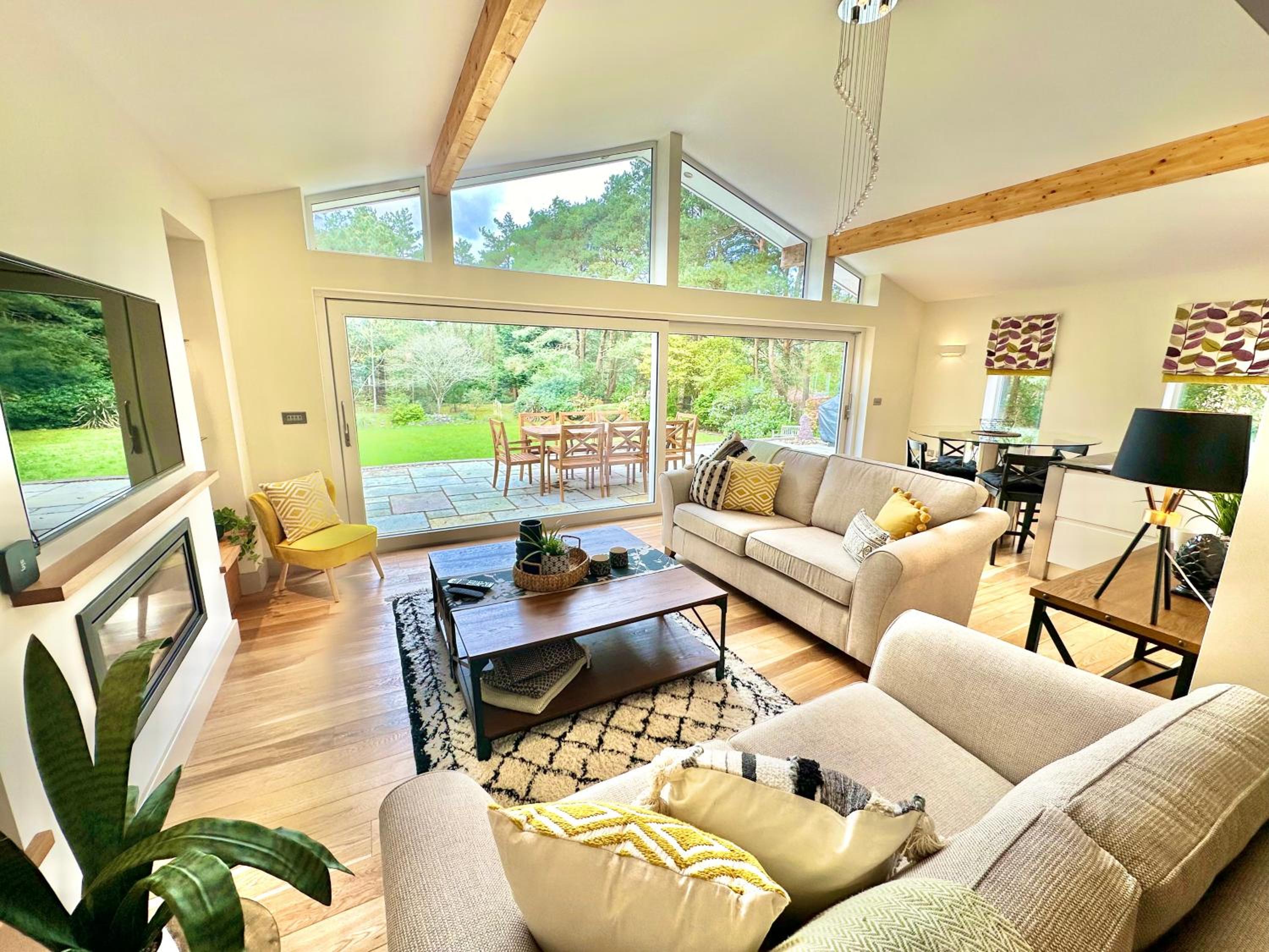 Luxury Five Bed Home - Large Garden with BBQ and Hot Tub - New Forest and Beach Links view 5