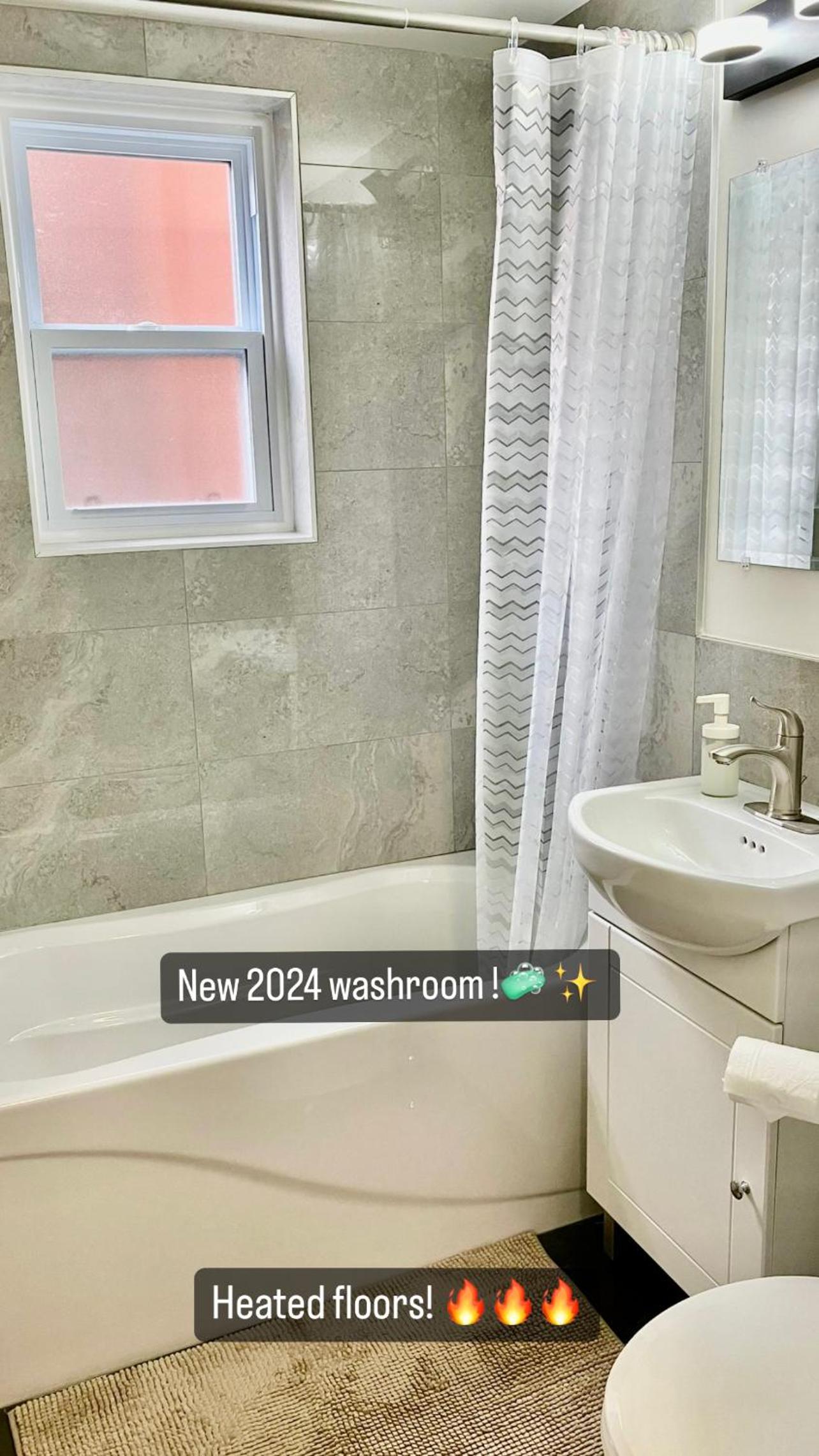Comfortable 2-BEDROOM APARTMENT - Free and plentiful PARKING - 10 minutes to AIRPORT and 15 minutes to DOWNTOWN Montreal - Near Popular Waterfront Restaura