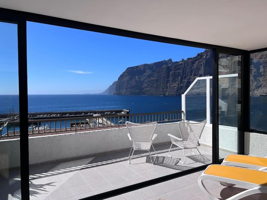 Stunning cliffs and ocean view in Los Gigantes