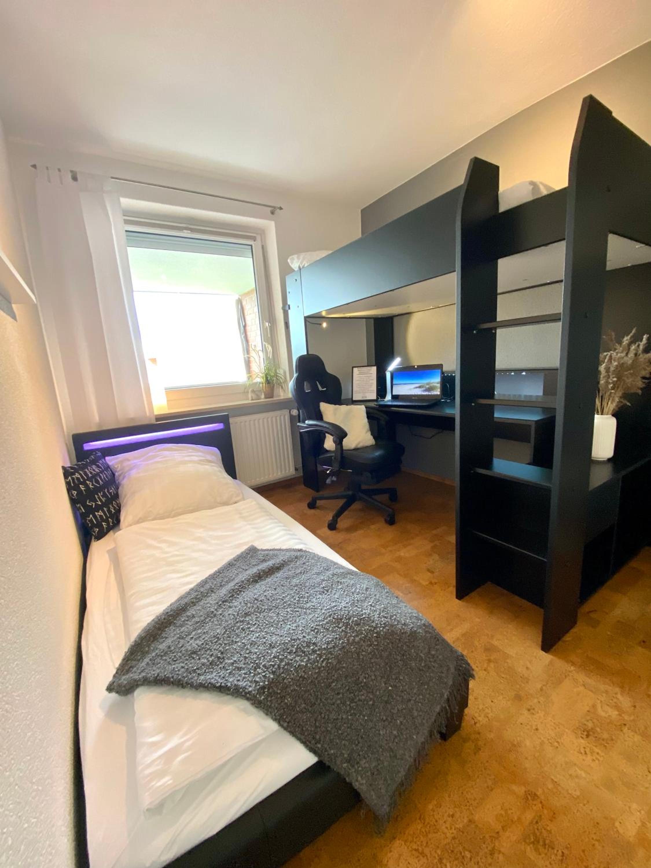 WIKINGERBUDE by Nordmann's Hus - mit großem Balkon, Garage & XXL- Sofa für bis zu 4 Personen