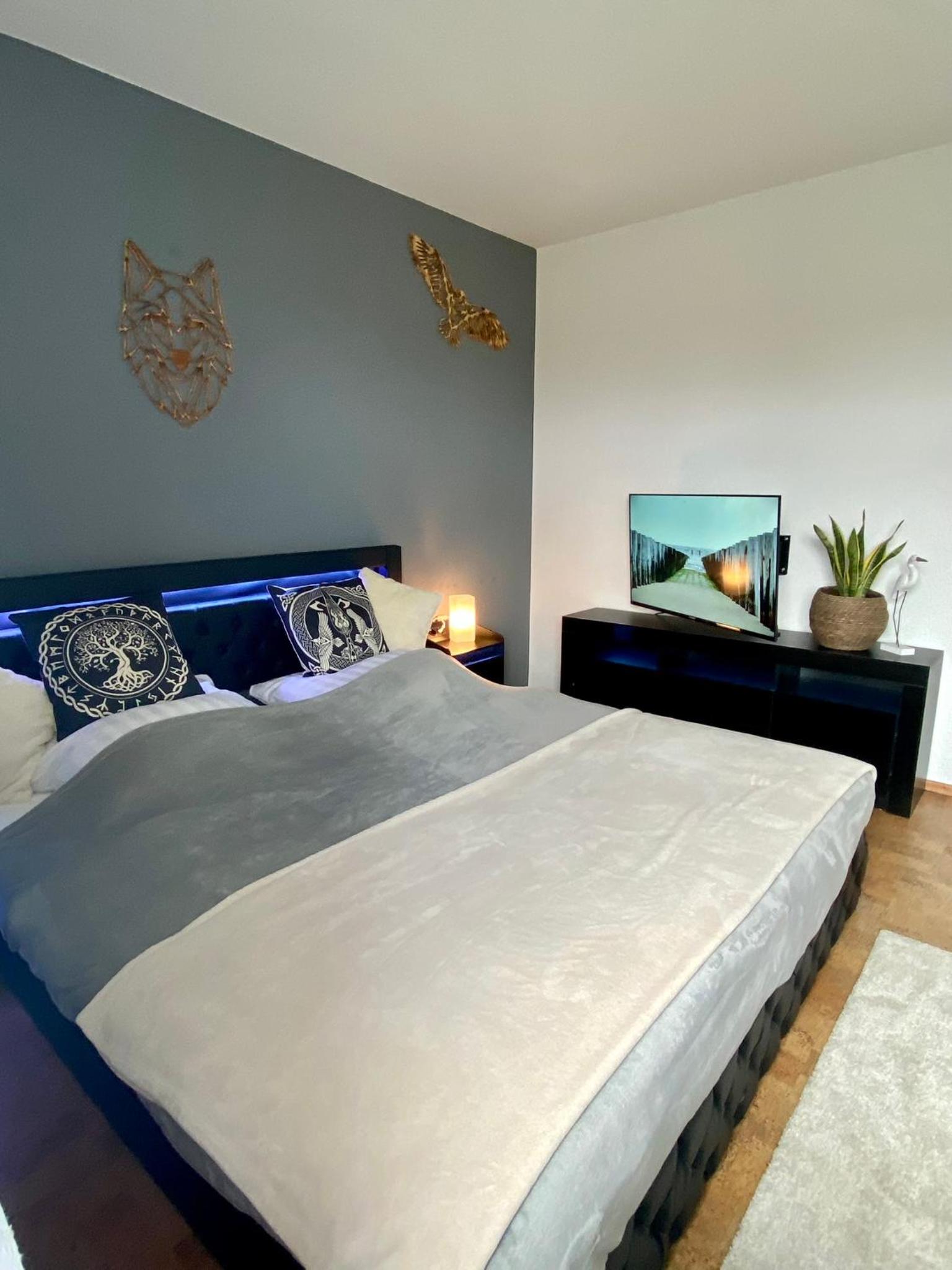 WIKINGERBUDE by Nordmann's Hus - mit großem Balkon, Garage & XXL- Sofa für bis zu 4 Personen