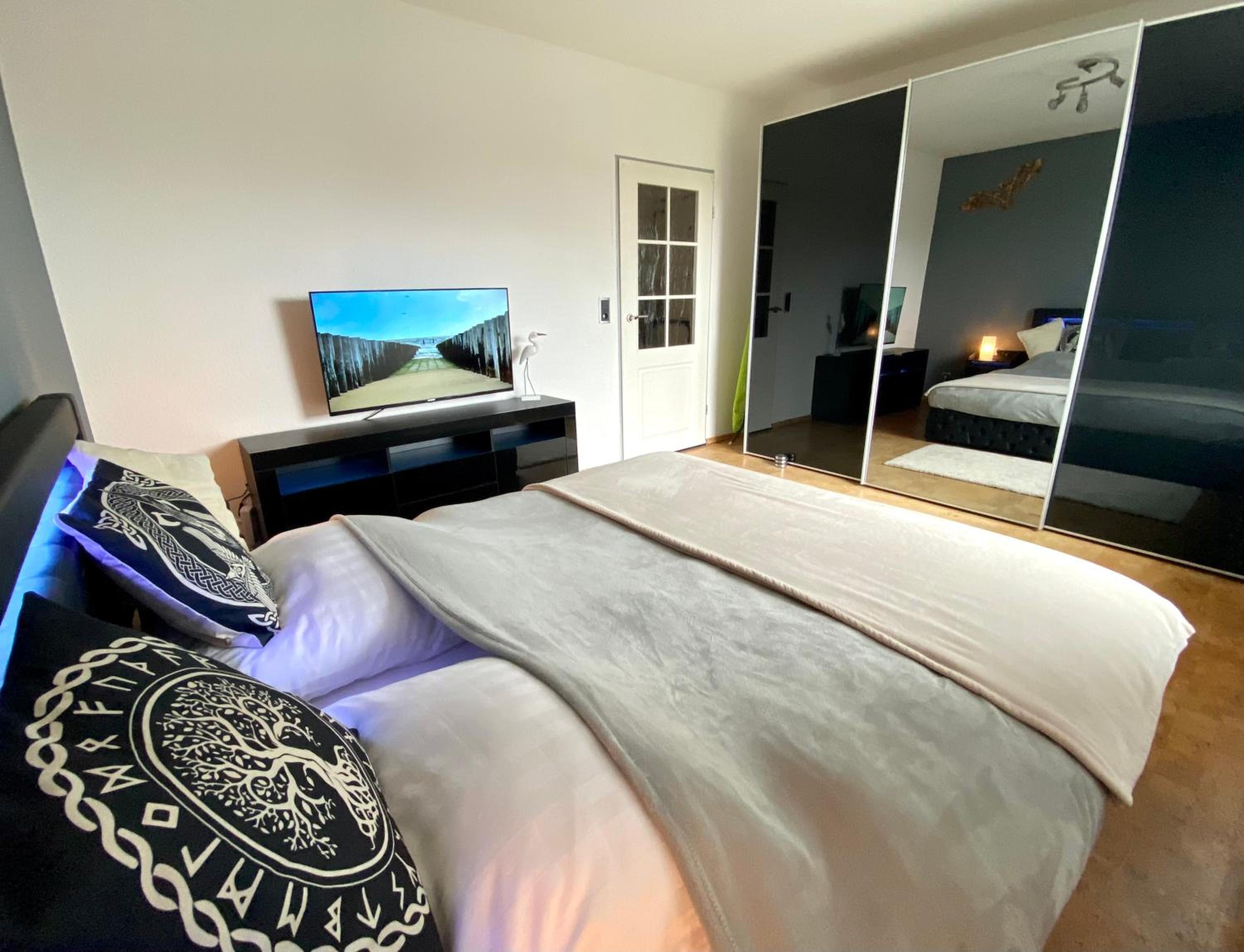 WIKINGERBUDE by Nordmann's Hus - mit großem Balkon, Garage & XXL- Sofa für bis zu 4 Personen