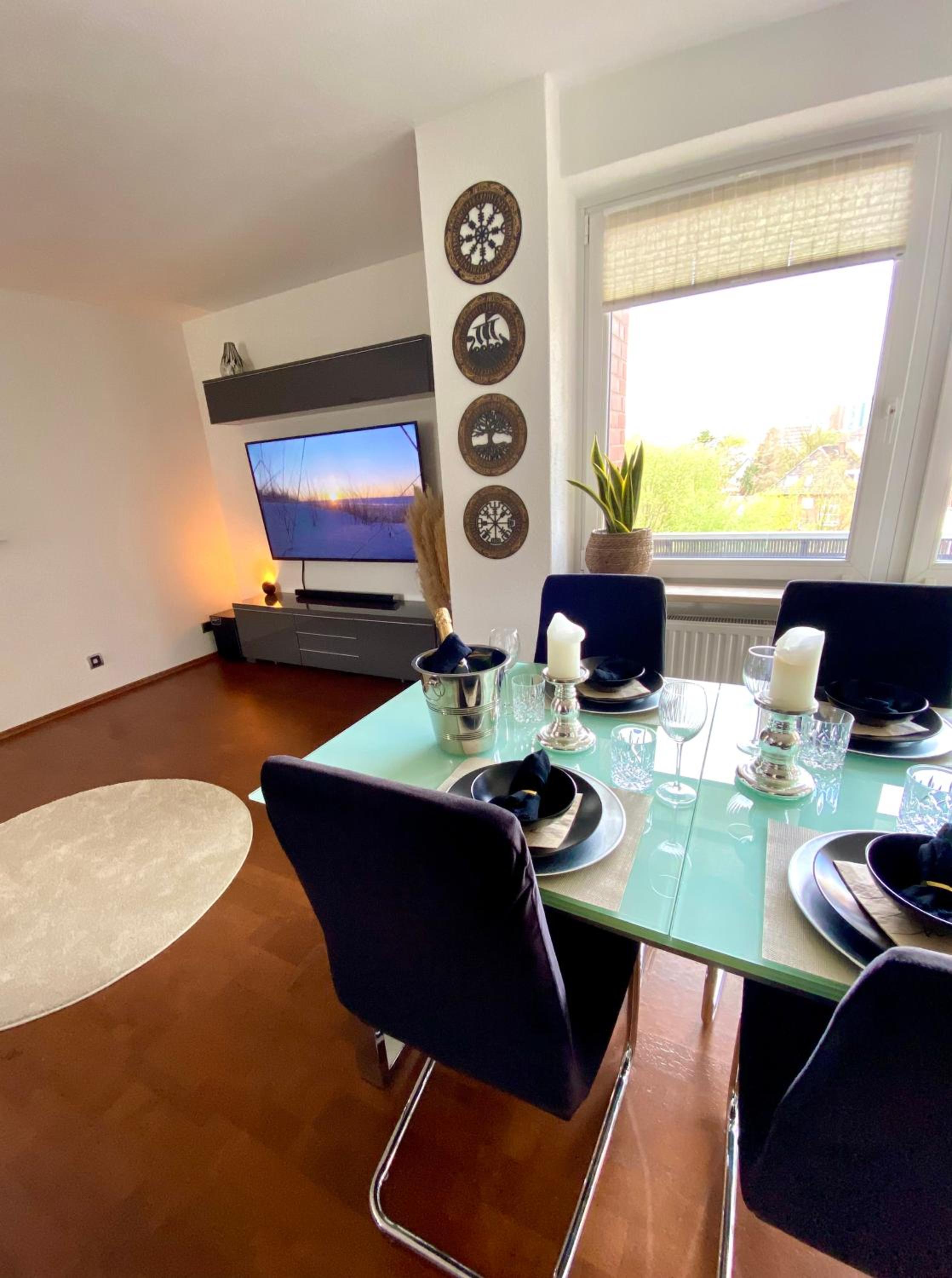 WIKINGERBUDE by Nordmann's Hus - mit großem Balkon, Garage & XXL- Sofa für bis zu 4 Personen