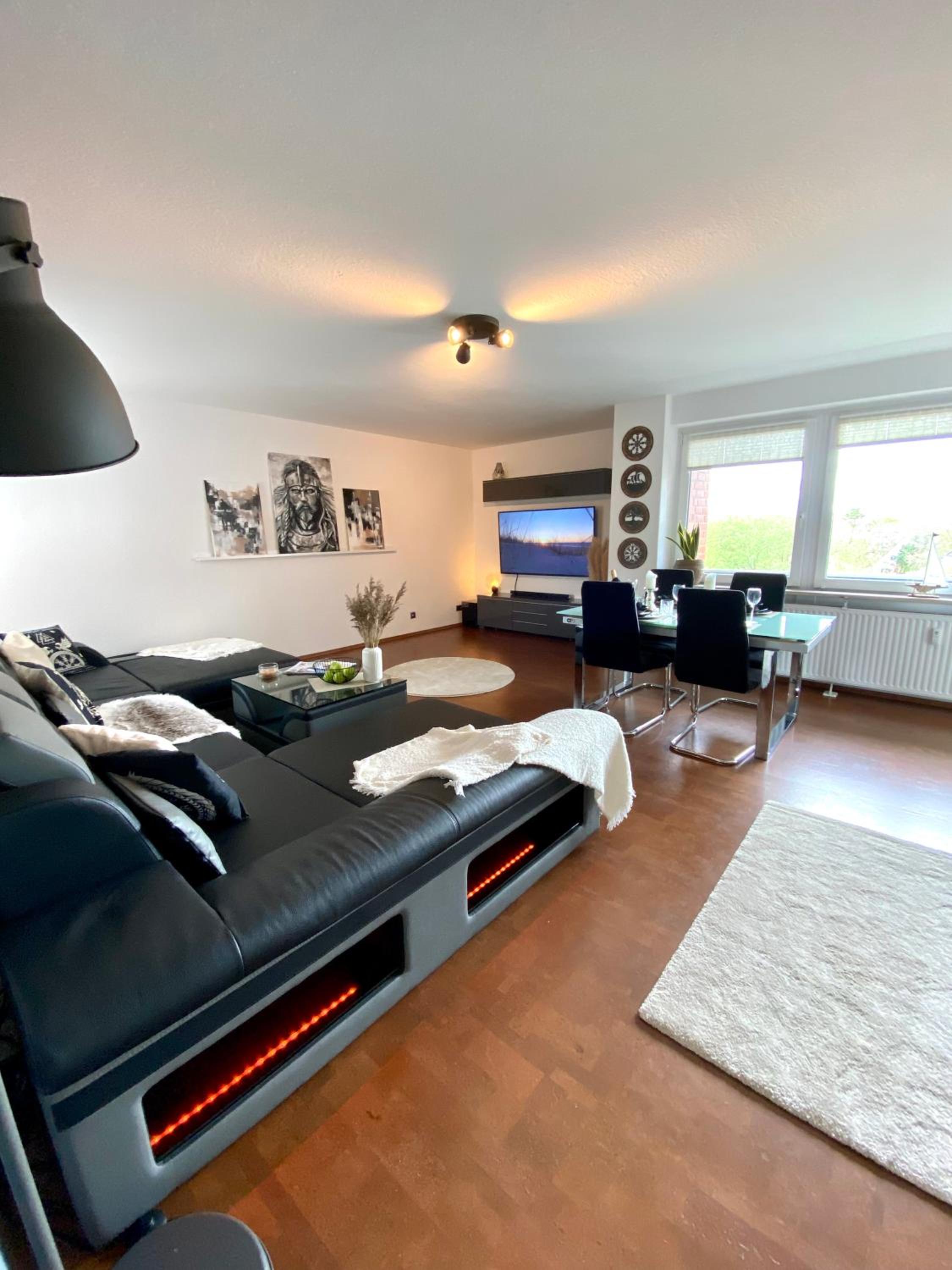 WIKINGERBUDE by Nordmann's Hus - mit großem Balkon, Garage & XXL- Sofa für bis zu 4 Personen