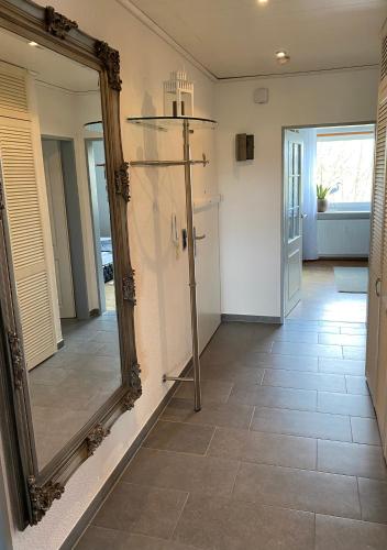 WIKINGERBUDE by Nordmann's Hus - mit großem Balkon, Garage & XXL- Sofa für bis zu 4 Personen