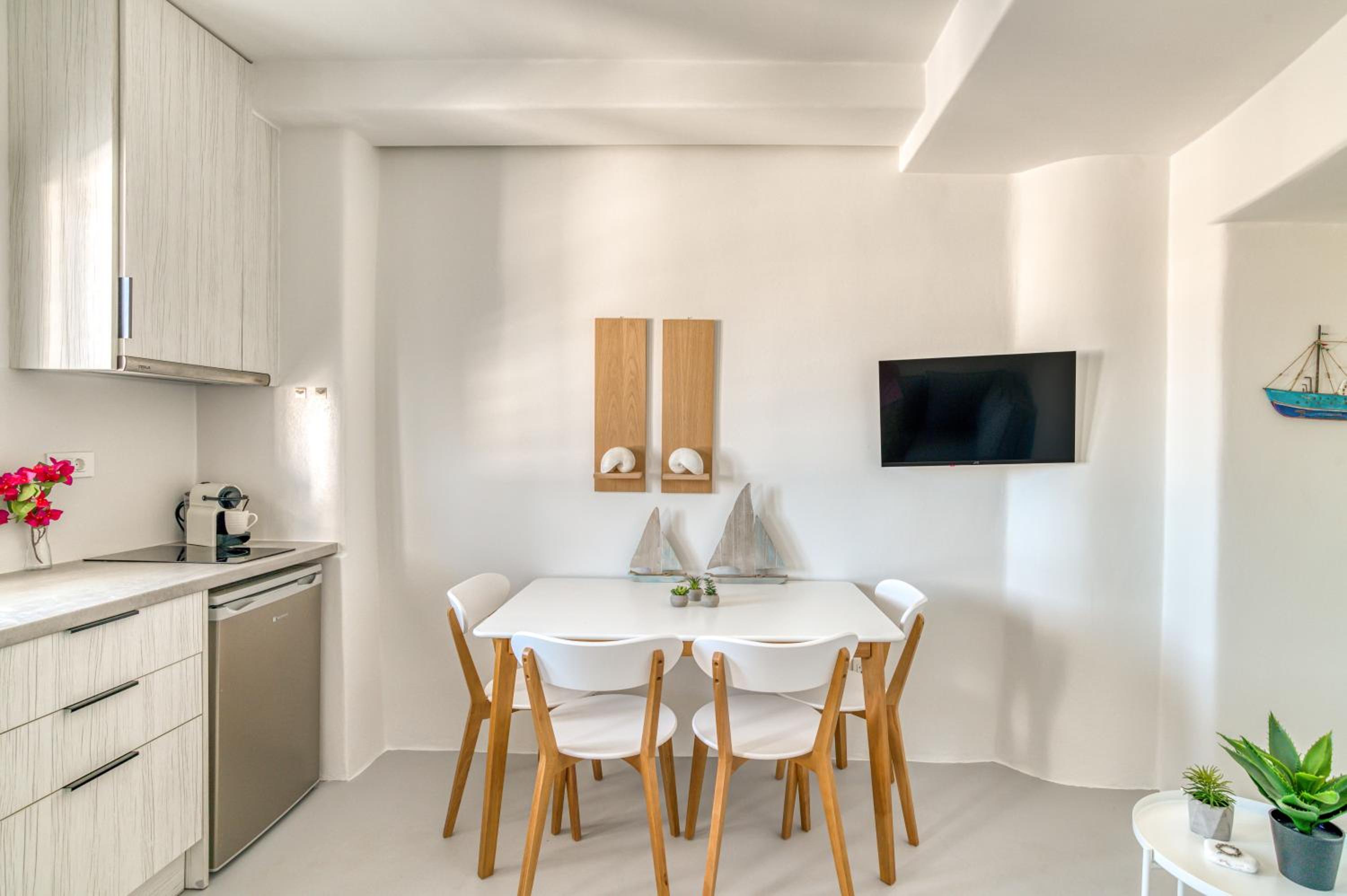 Sail in apt in the heart of Naousa view 2