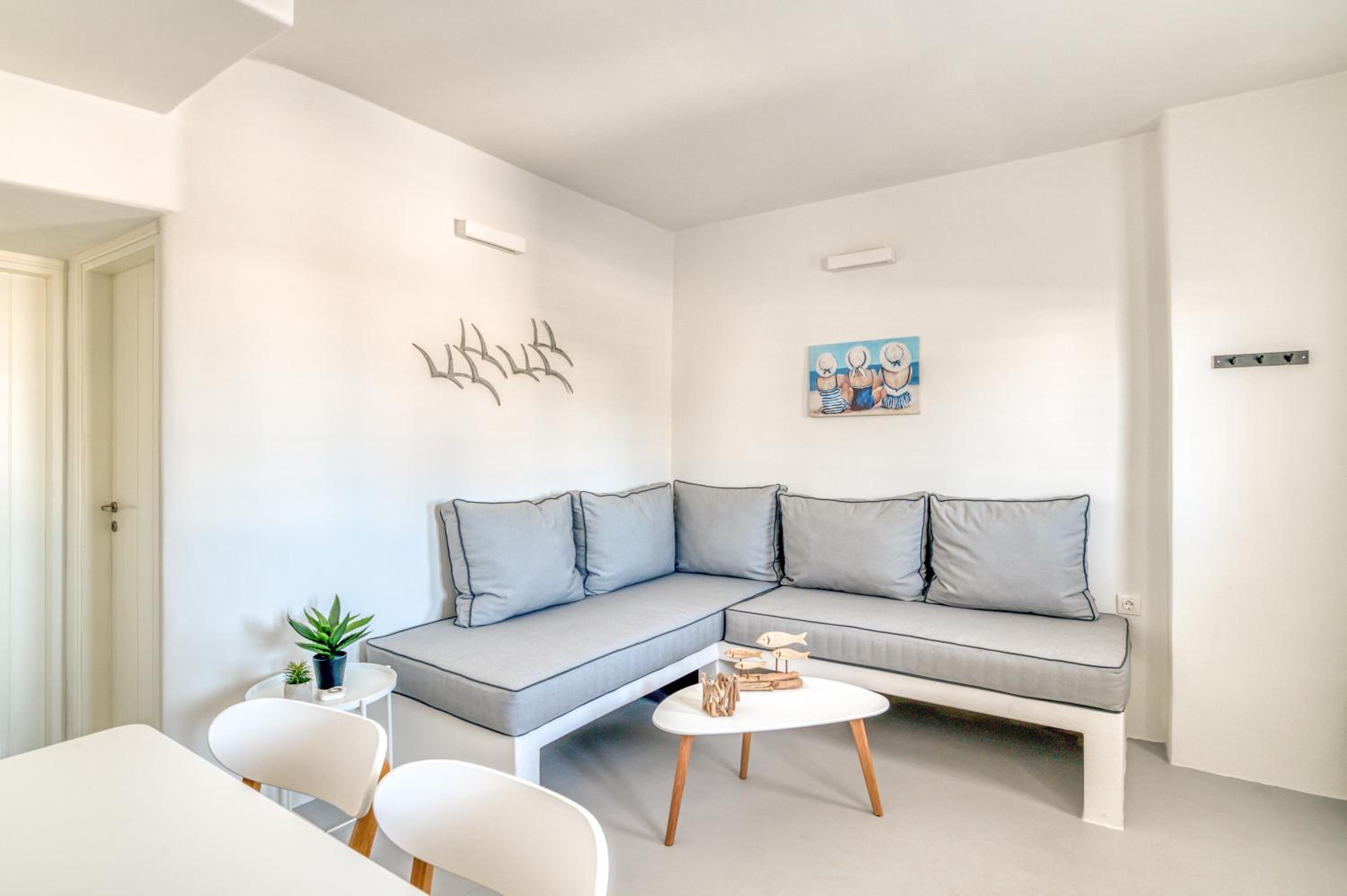 Sail in apt in the heart of Naousa view 3