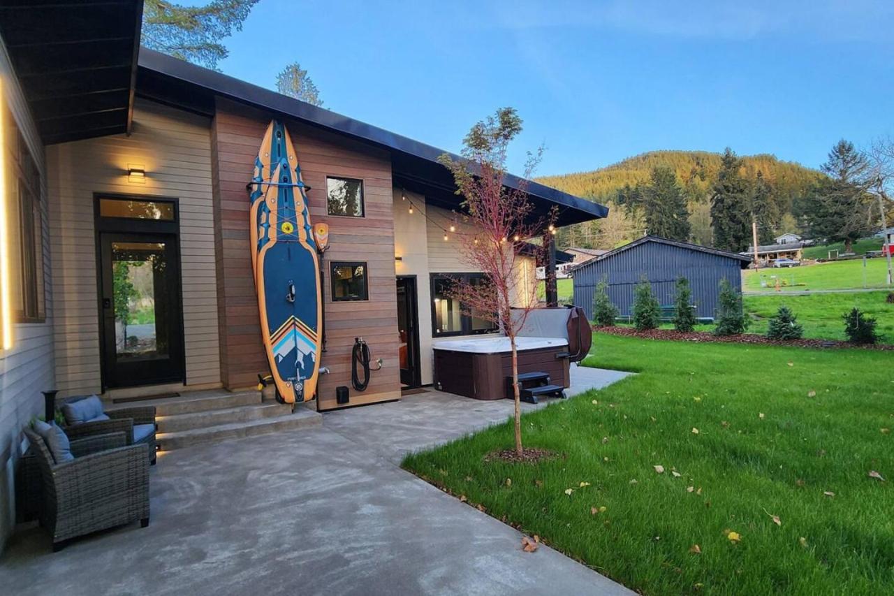 Luxe Lake Cabin Hot tub Grill Firepit EV charger
