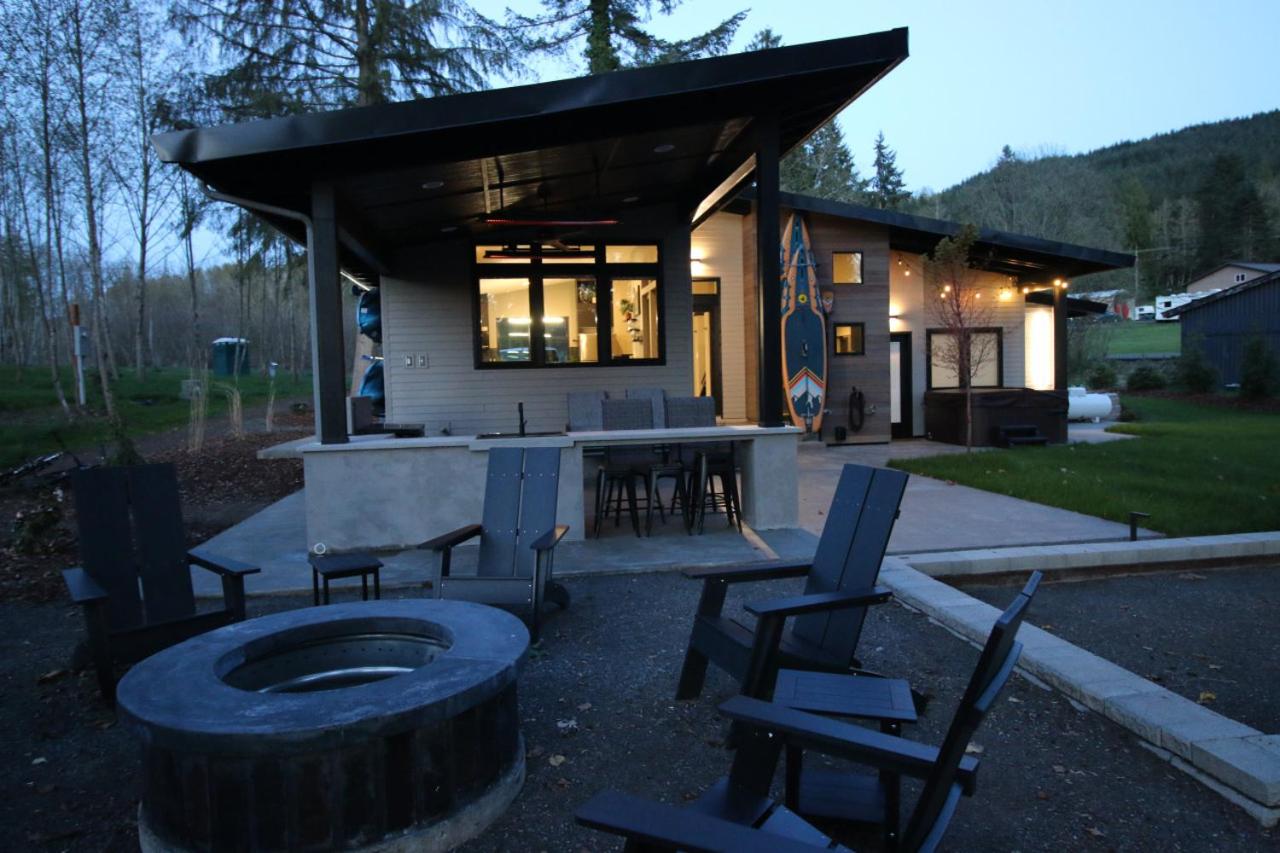 Luxe Lake Cabin Hot tub Grill Firepit EV charger