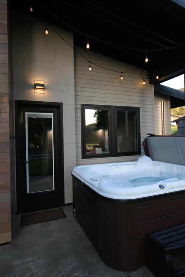 Luxe Lake Cabin Hot tub Grill Firepit EV charger