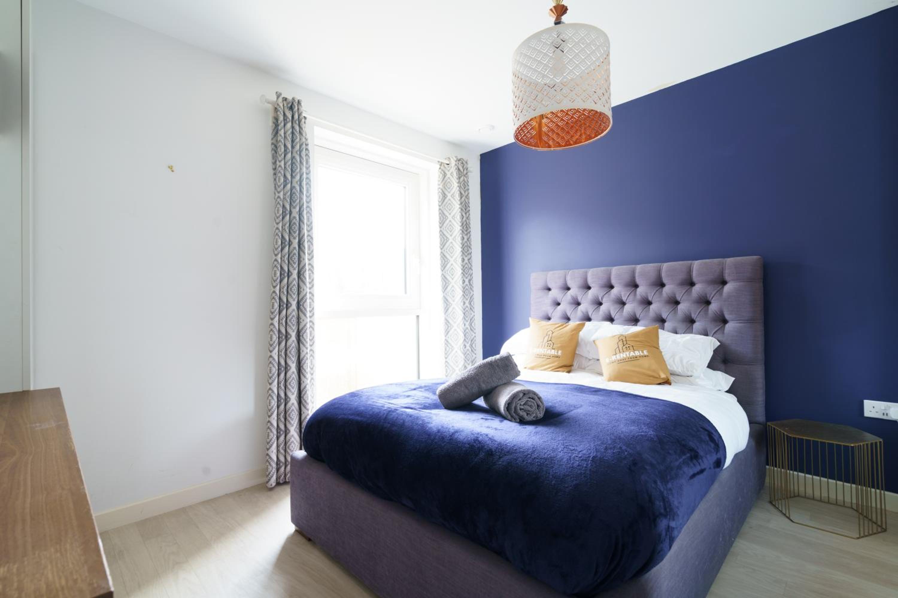 Stylish Surrey Quays Apartment - 10 mins from station