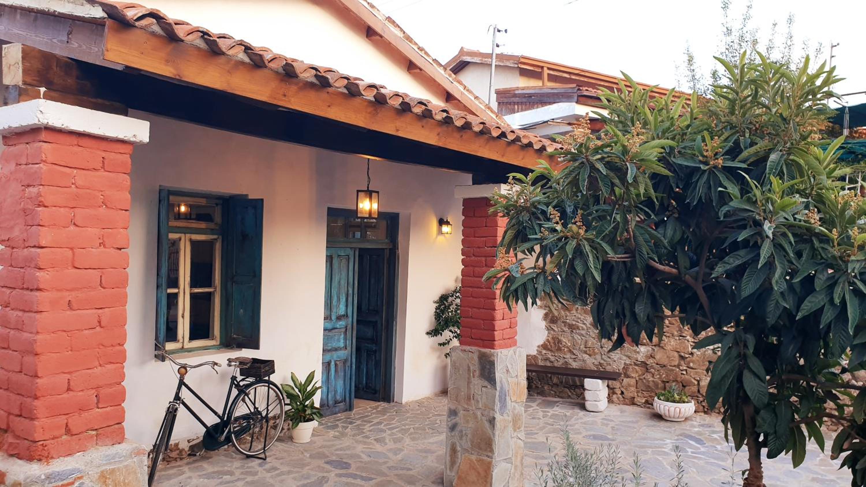 Traditional adobe house in Evrychou with cozy garden and fireplace!