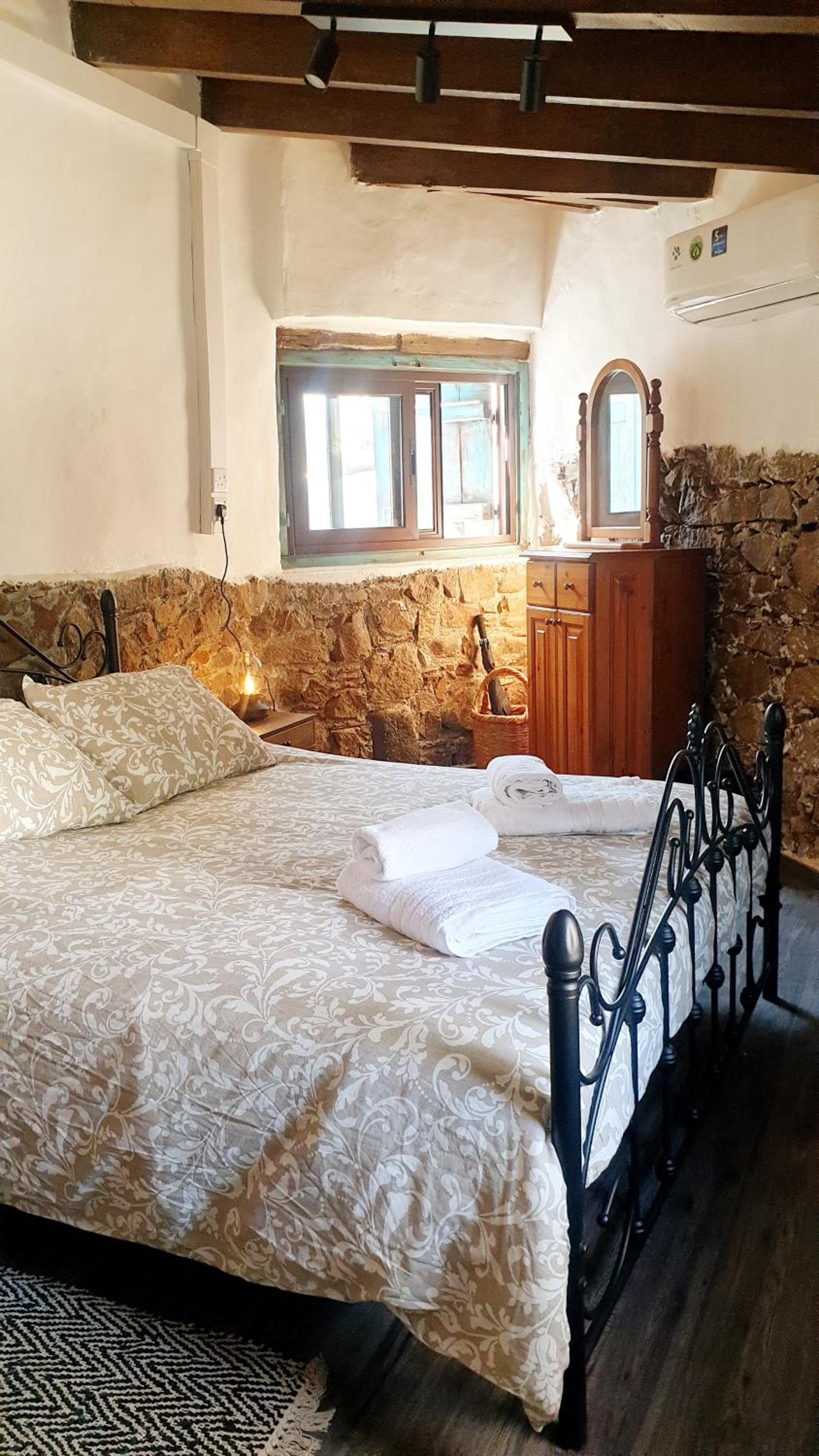 Traditional adobe house in Evrychou with cozy garden and fireplace!