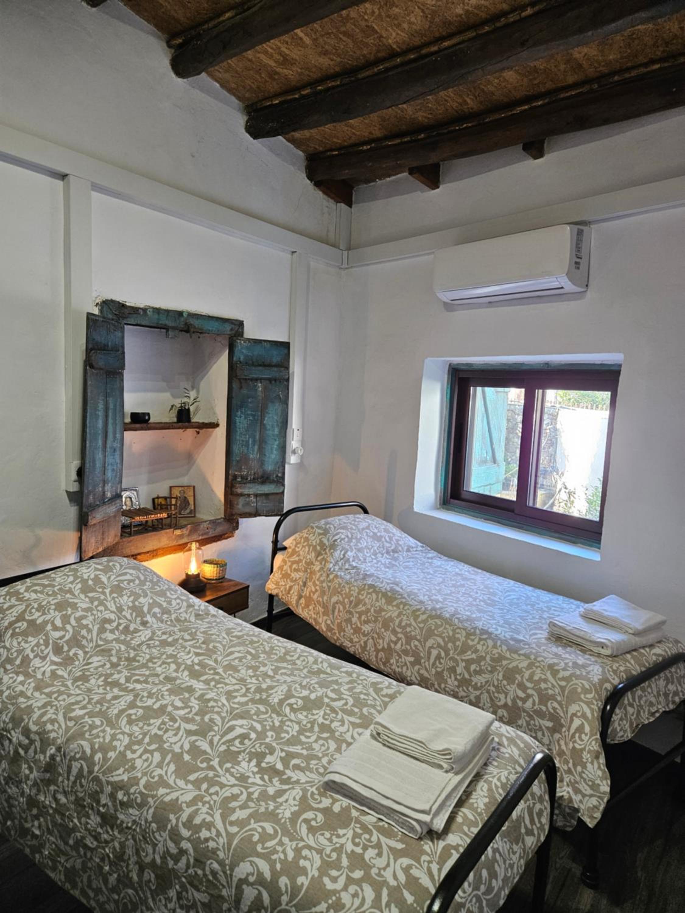 Traditional adobe house in Evrychou with cozy garden and fireplace!
