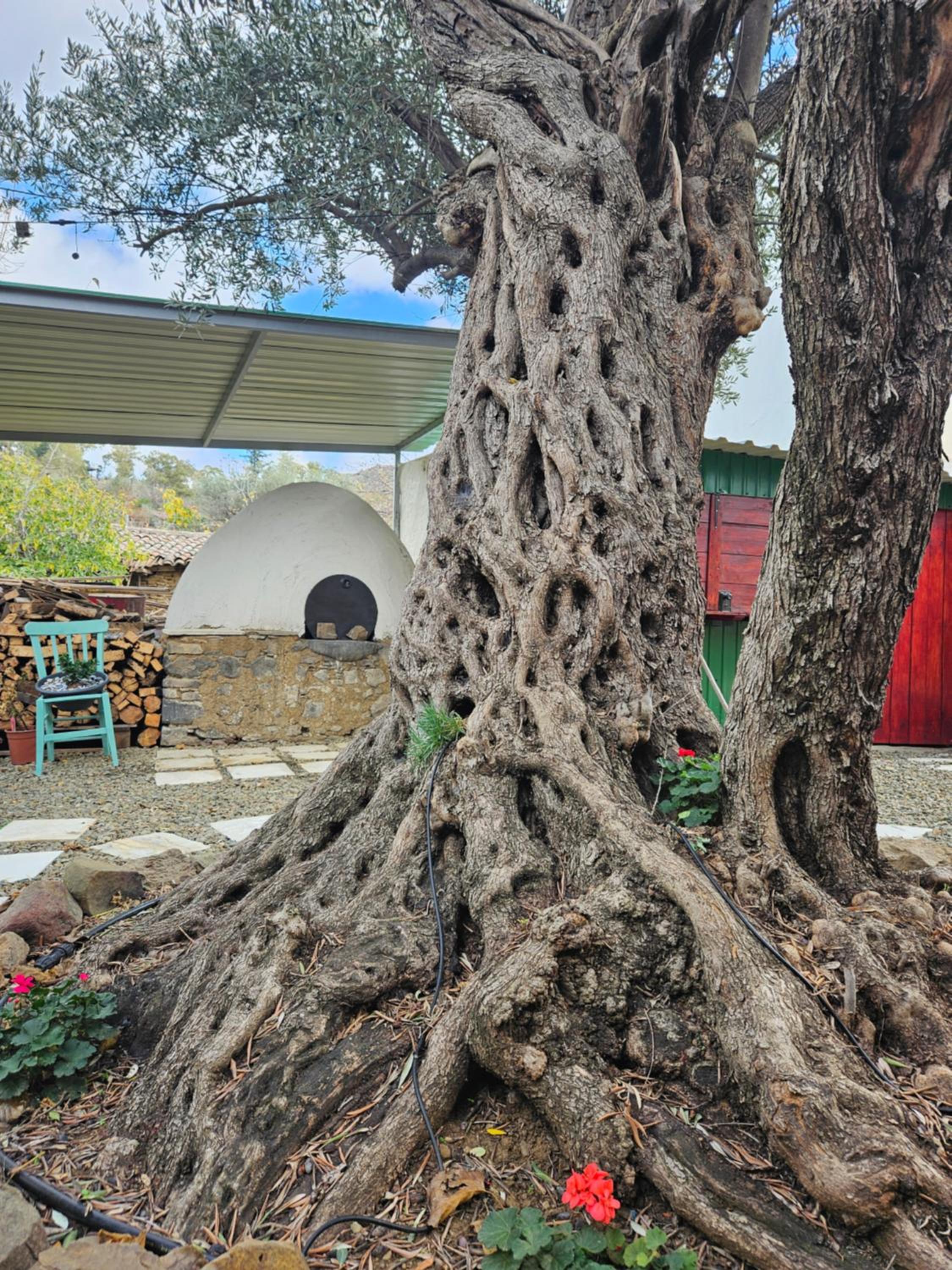 Traditional adobe house in Evrychou with cozy garden and fireplace!