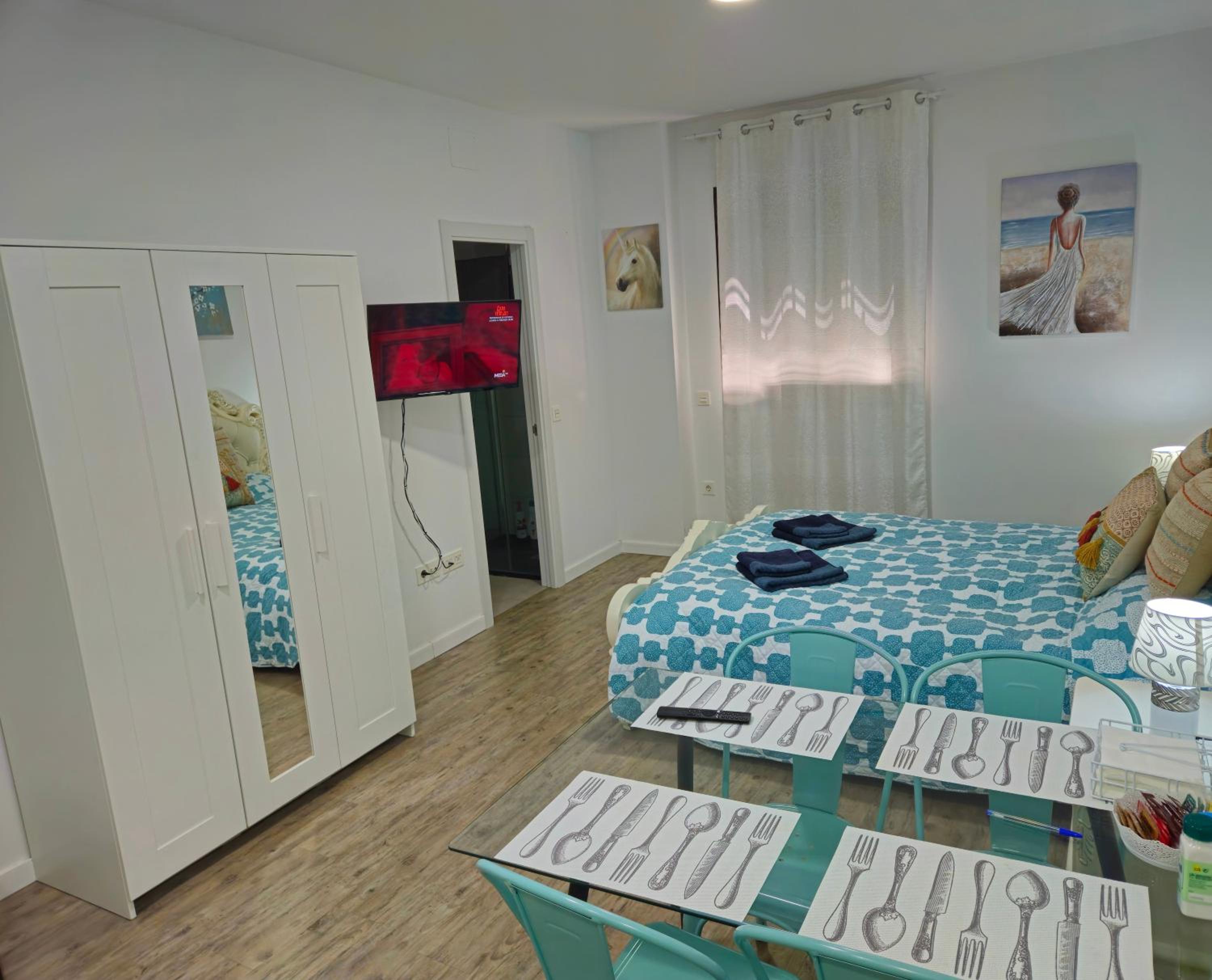 APARTAMENTOS ELEMAR free luggage storage