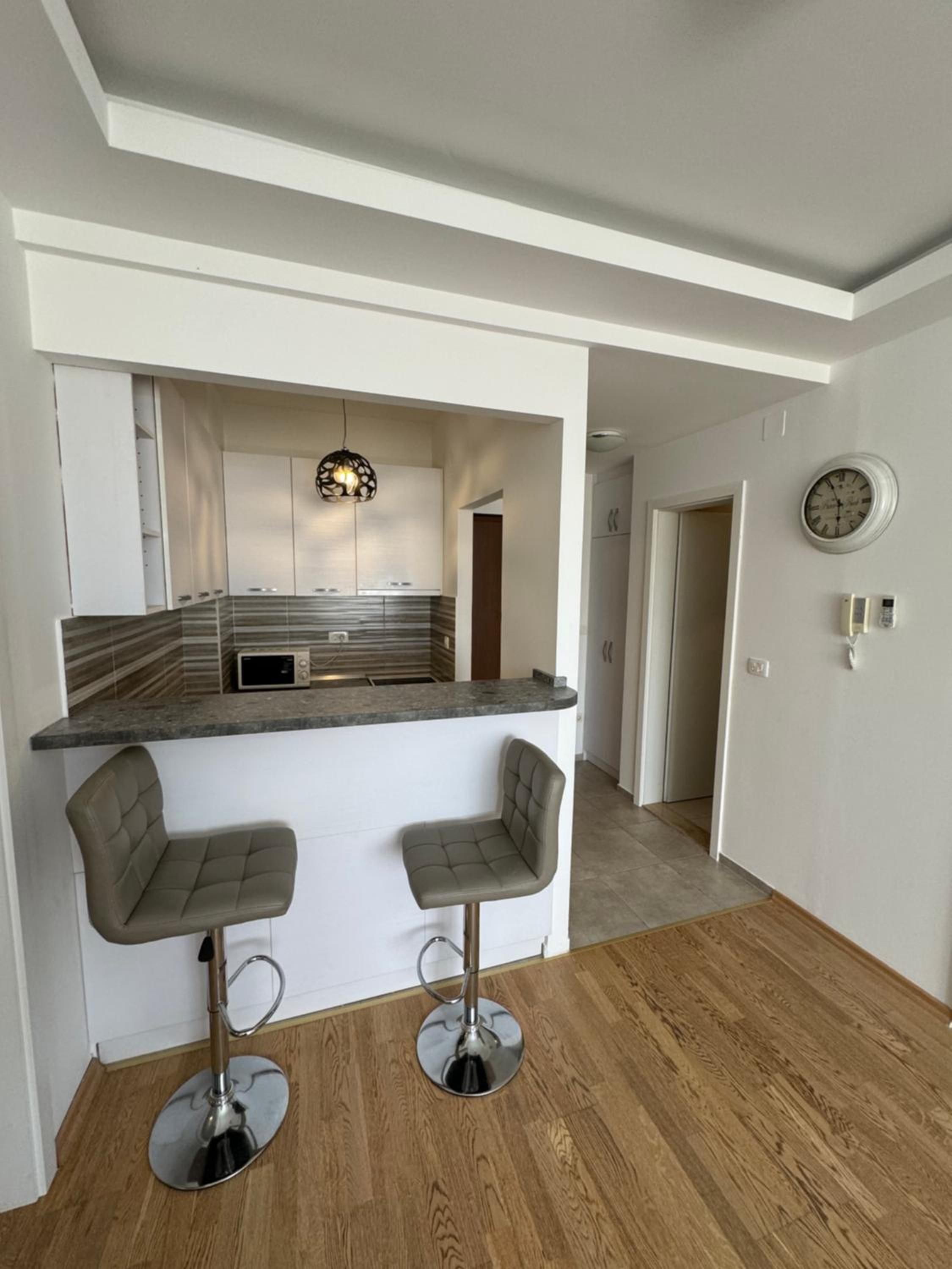 City center lux 2bdr apt with garage view 2