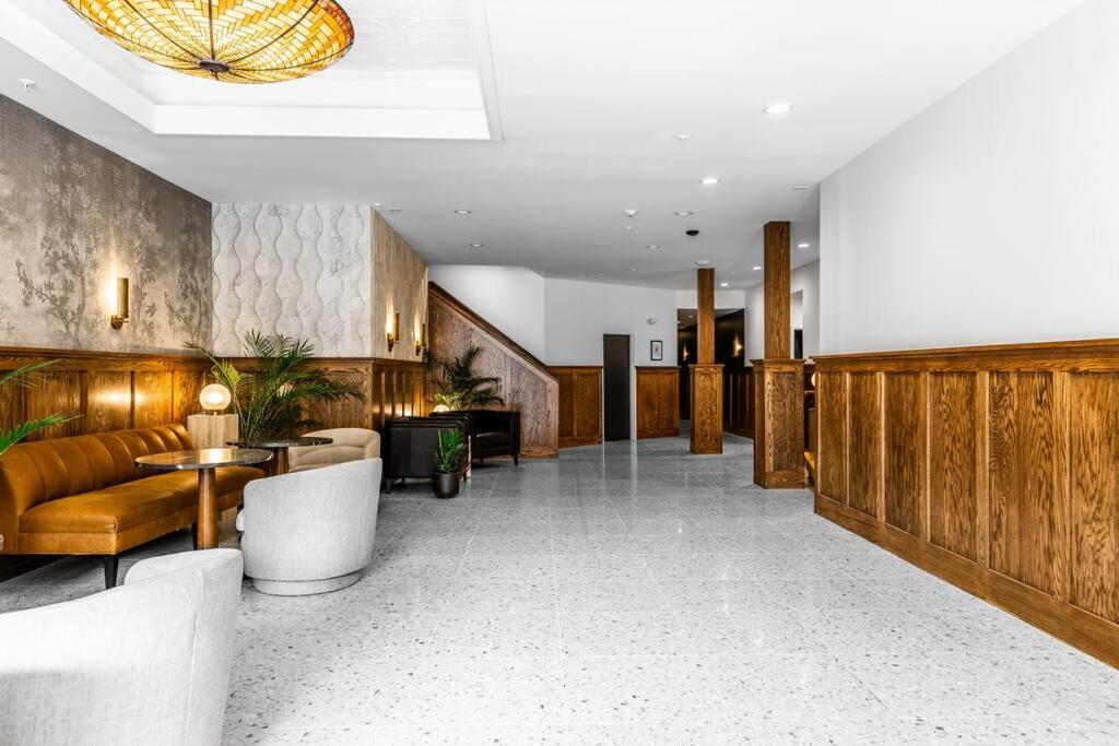 2 King Beds, Historic DTWN Hotel, Steps 2 Restaurants Room # 405 view 3