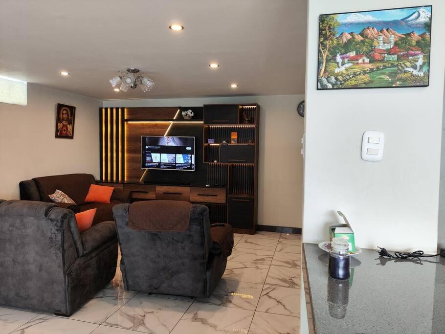 Warm House Near the Airport Callao view 4
