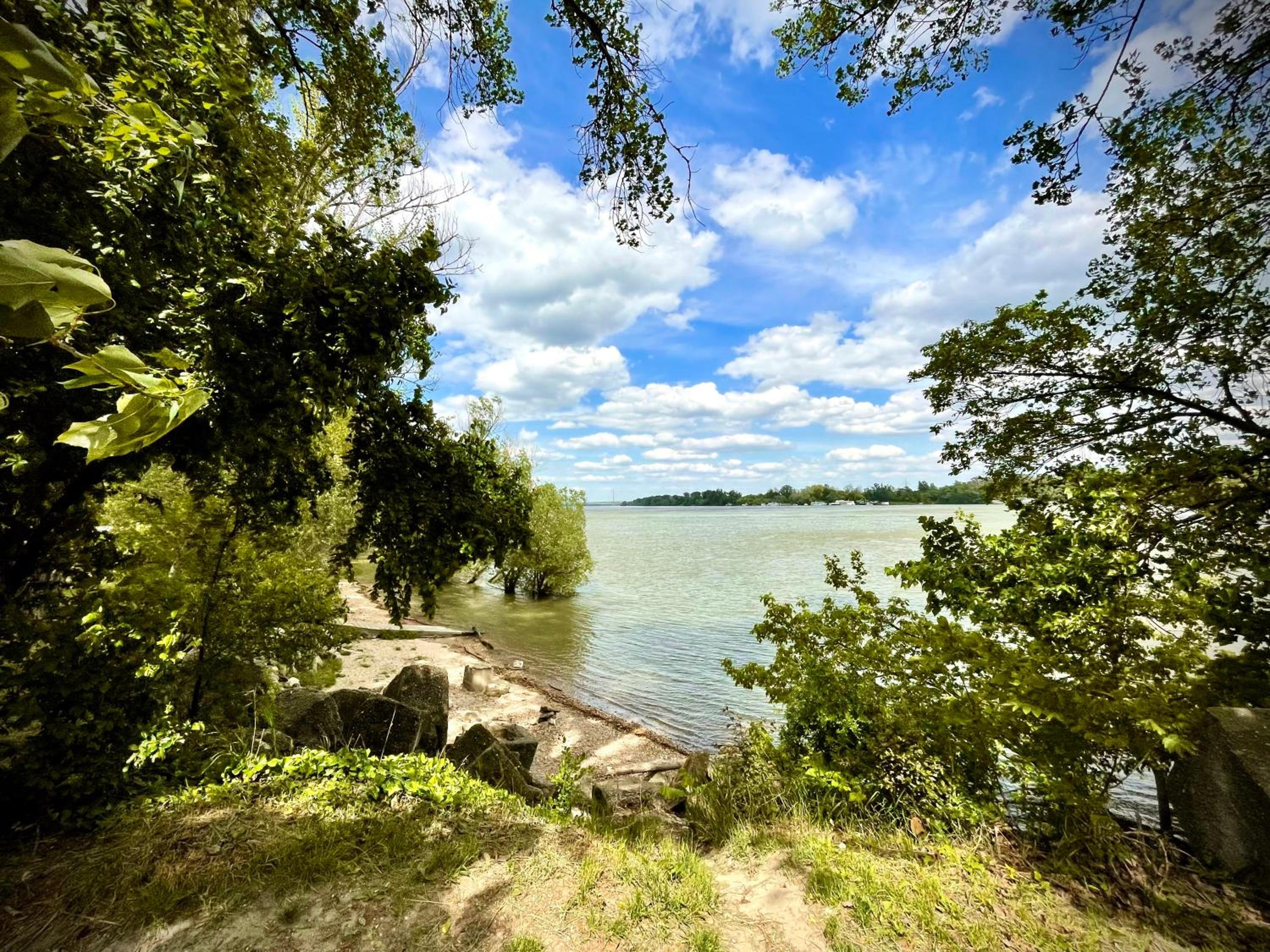 Hotel 4 Guests: River & Garden Charm