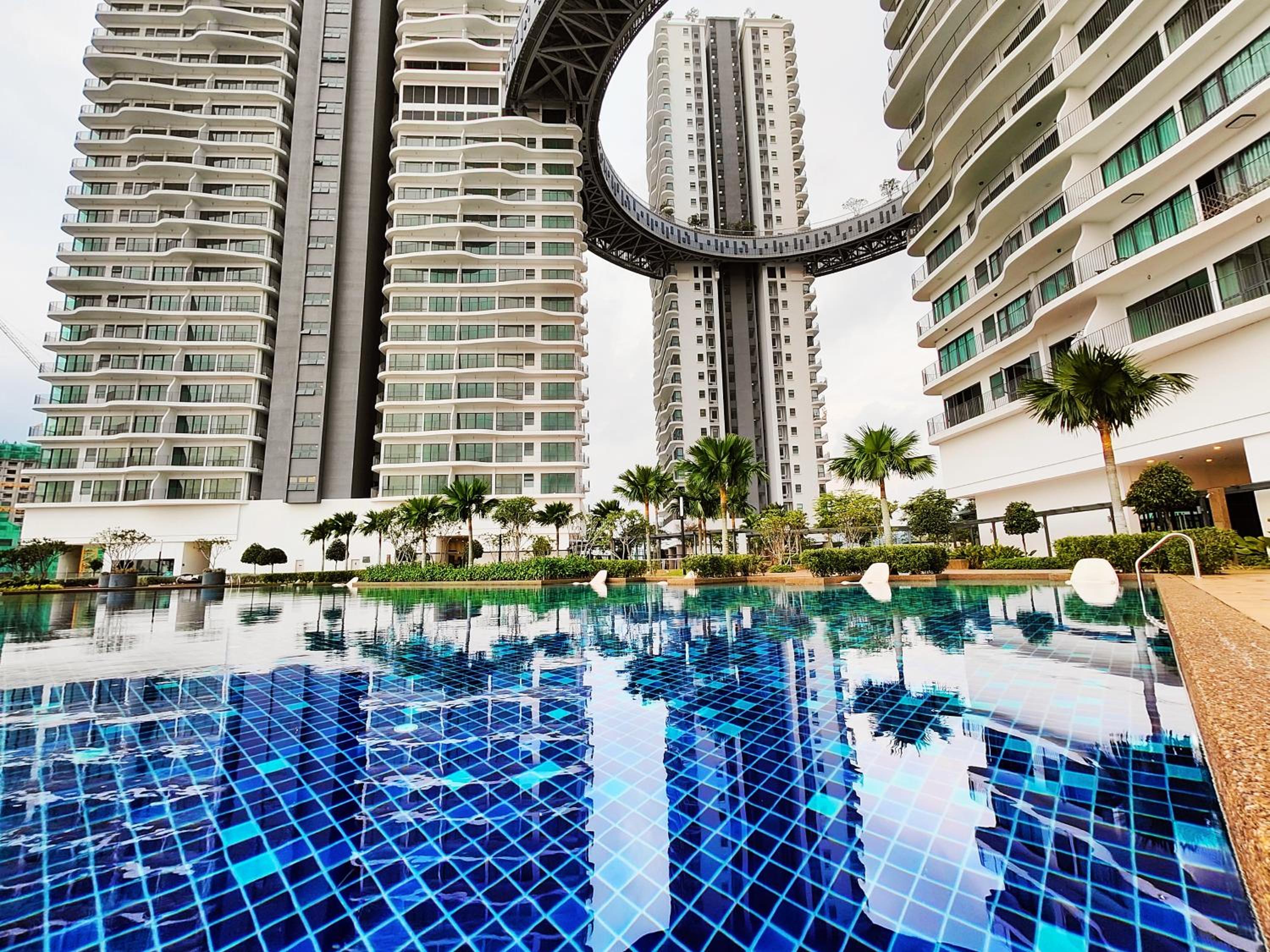 Central KL City Condo with Balcony Infinity Pool & LRT MRT & KLCC Mall Access