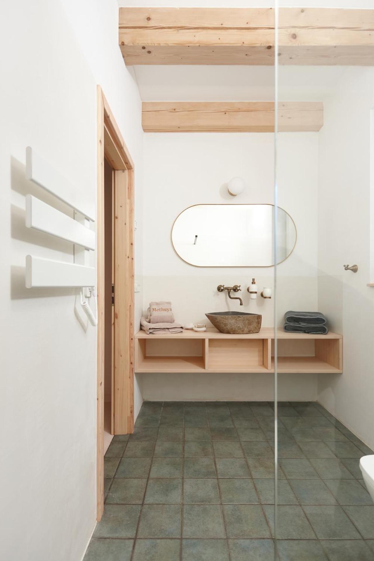 romantic cabin Methuya, private outdoor sauna included