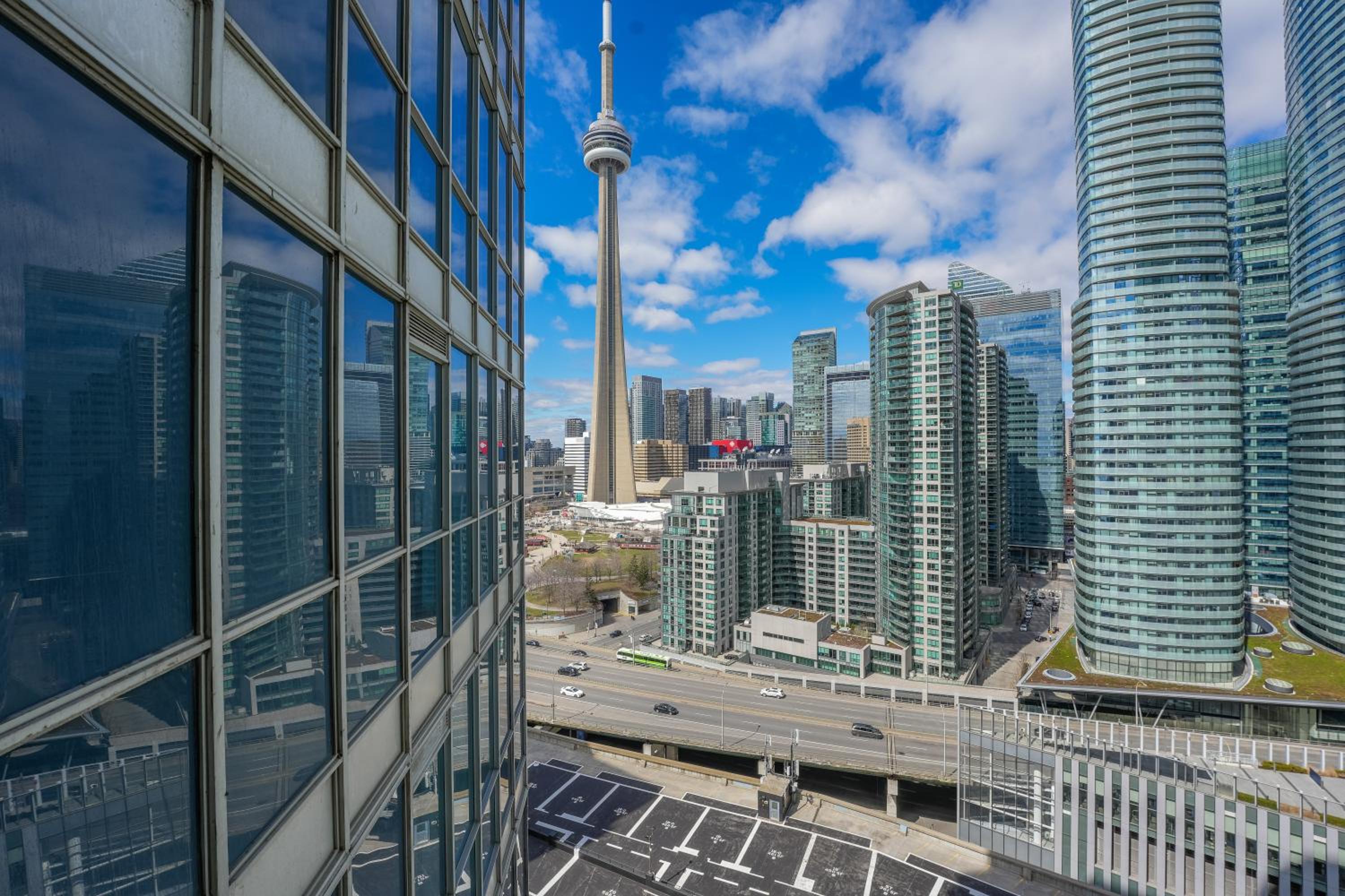 Toronto Views ~ Pool ~ BBQ ~ Harbourfront ~ WIFI
