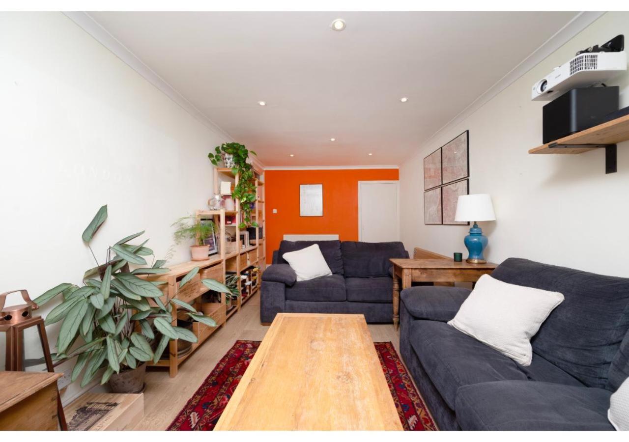 chic 3-BR home welll located in Islington