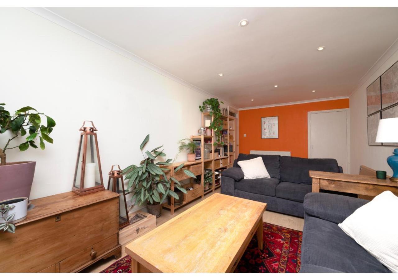chic 3-BR home welll located in Islington