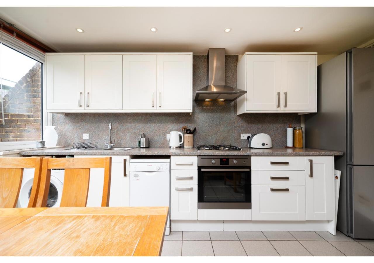 chic 3-BR home welll located in Islington