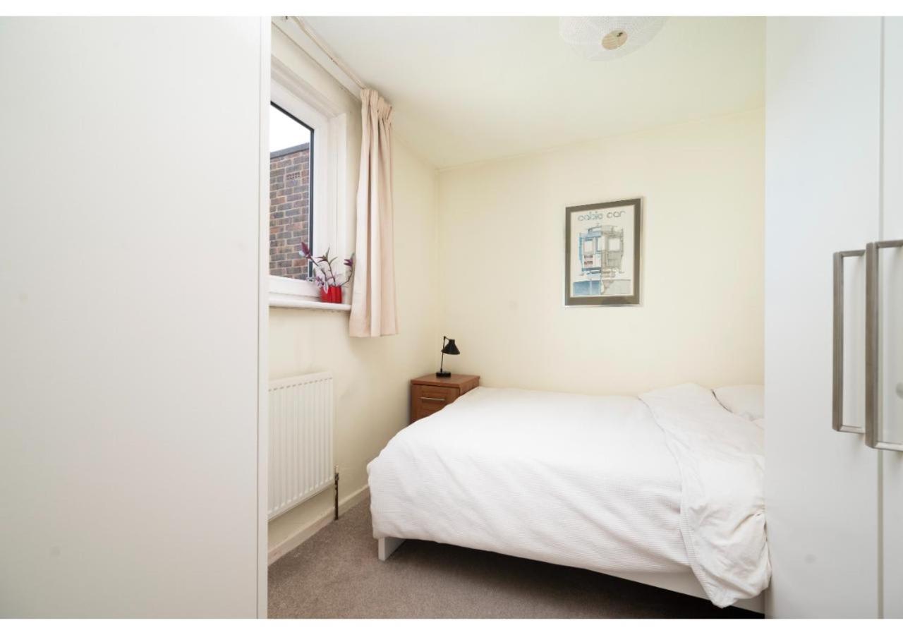 chic 3-BR home welll located in Islington