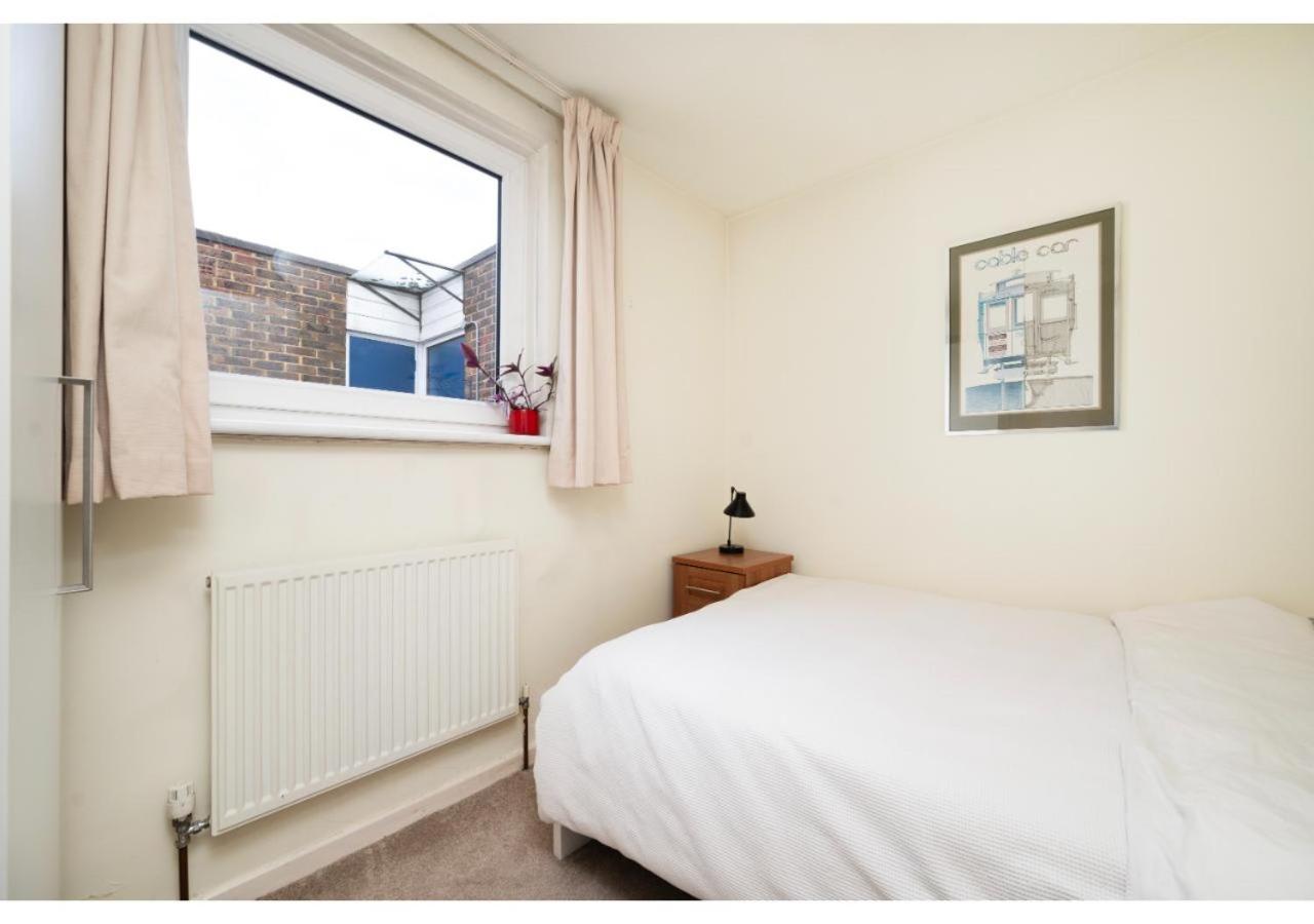 chic 3-BR home welll located in Islington