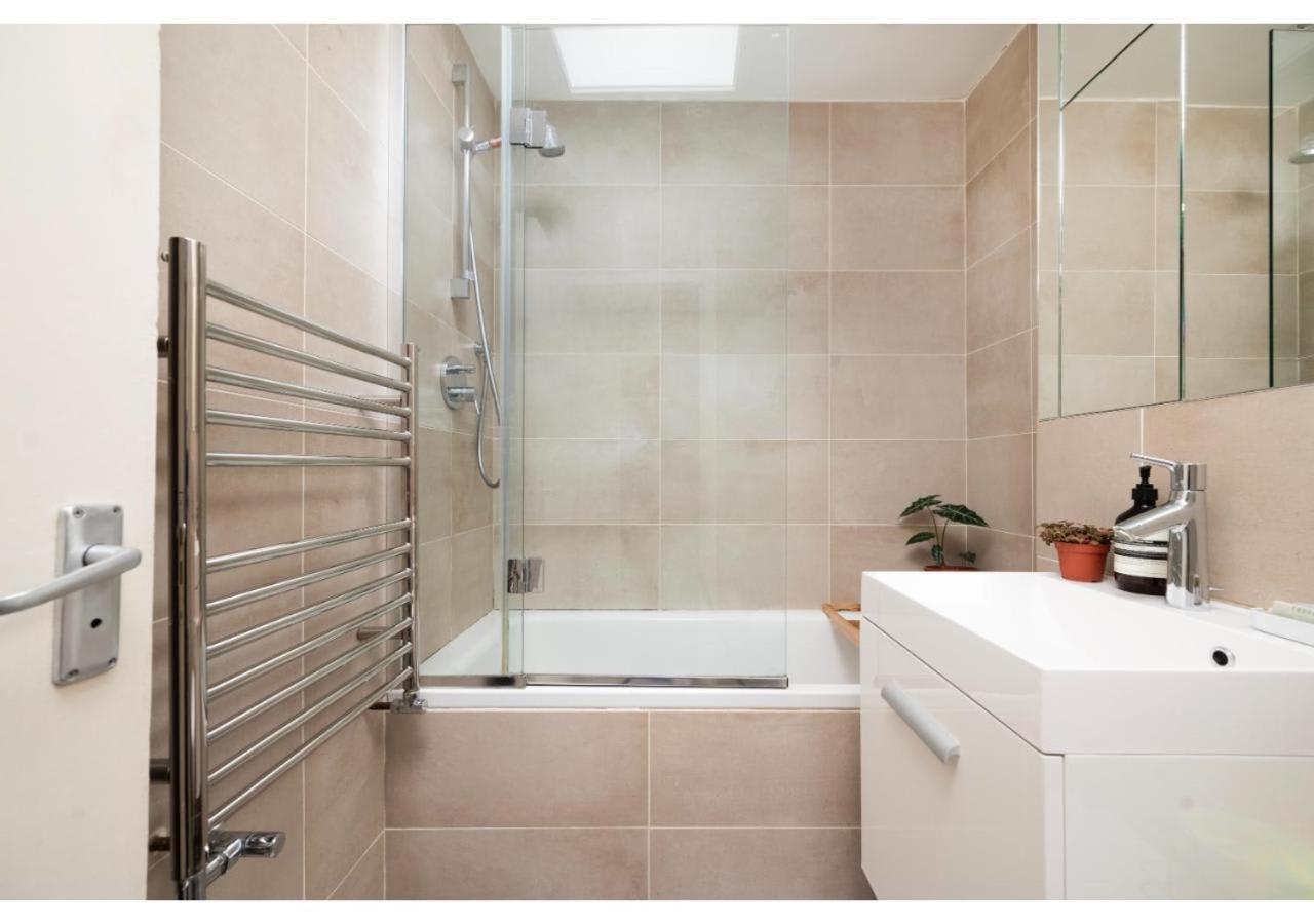 chic 3-BR home welll located in Islington