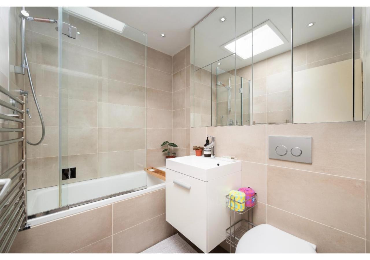 chic 3-BR home welll located in Islington