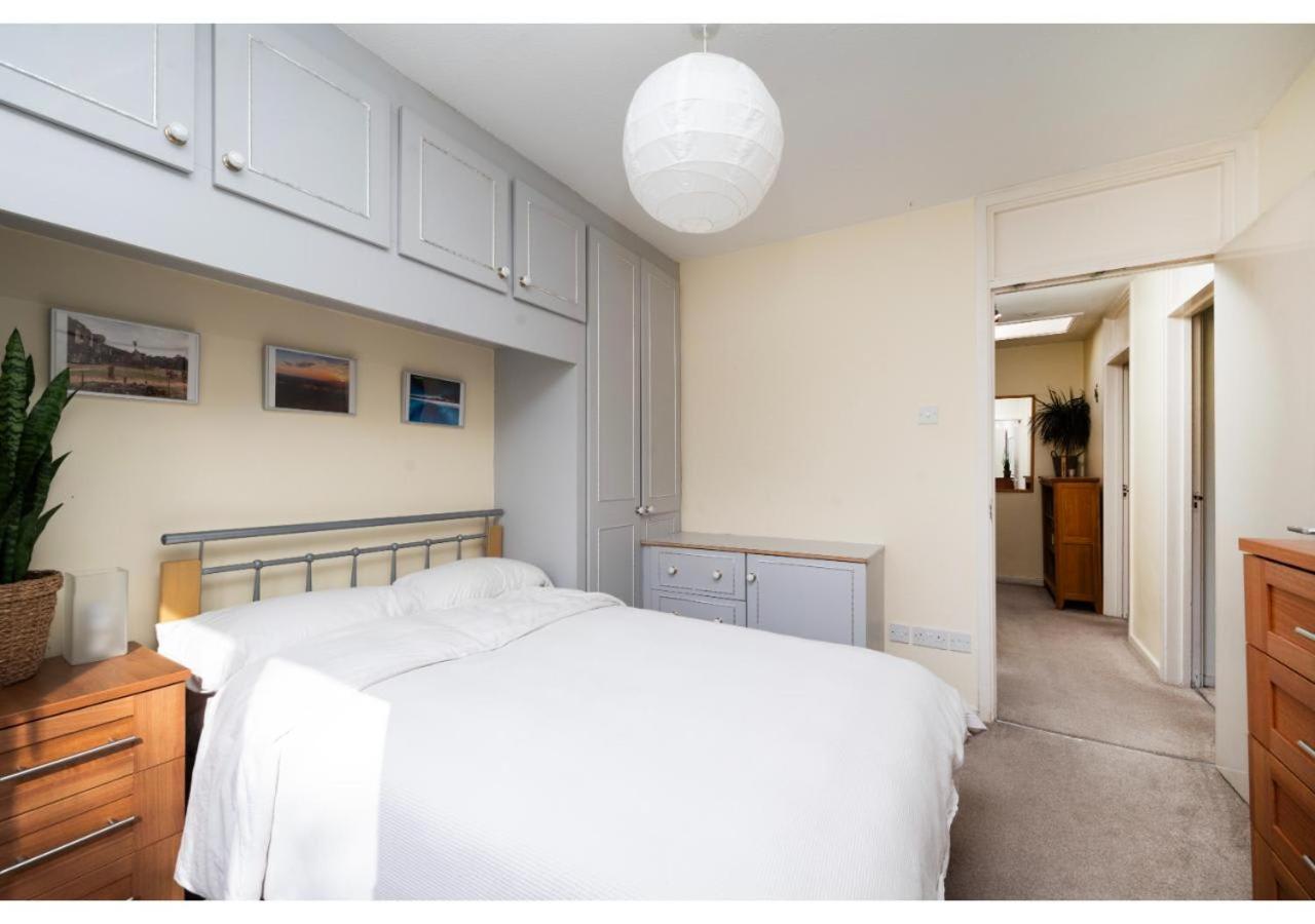chic 3-BR home welll located in Islington