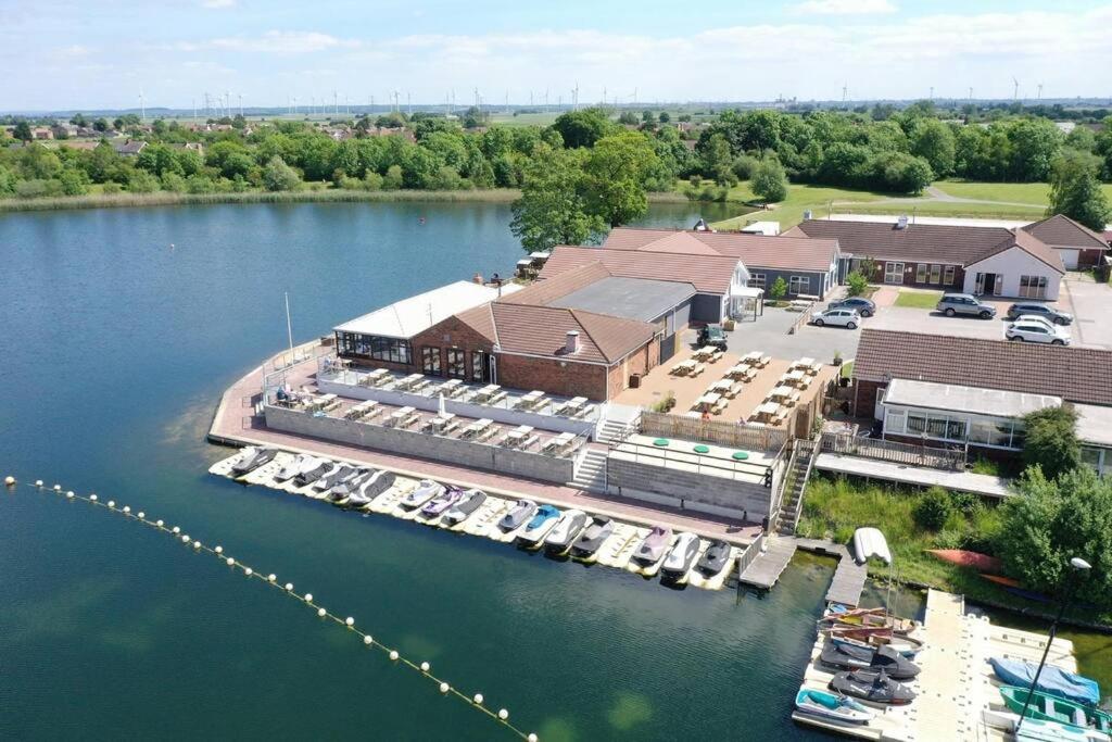 Royal Ascot Holiday Home - 5 Star Country Park - Bar - Restaurant - Fishing Lakes - Ice Cream Parlour - FREE Parking view 4