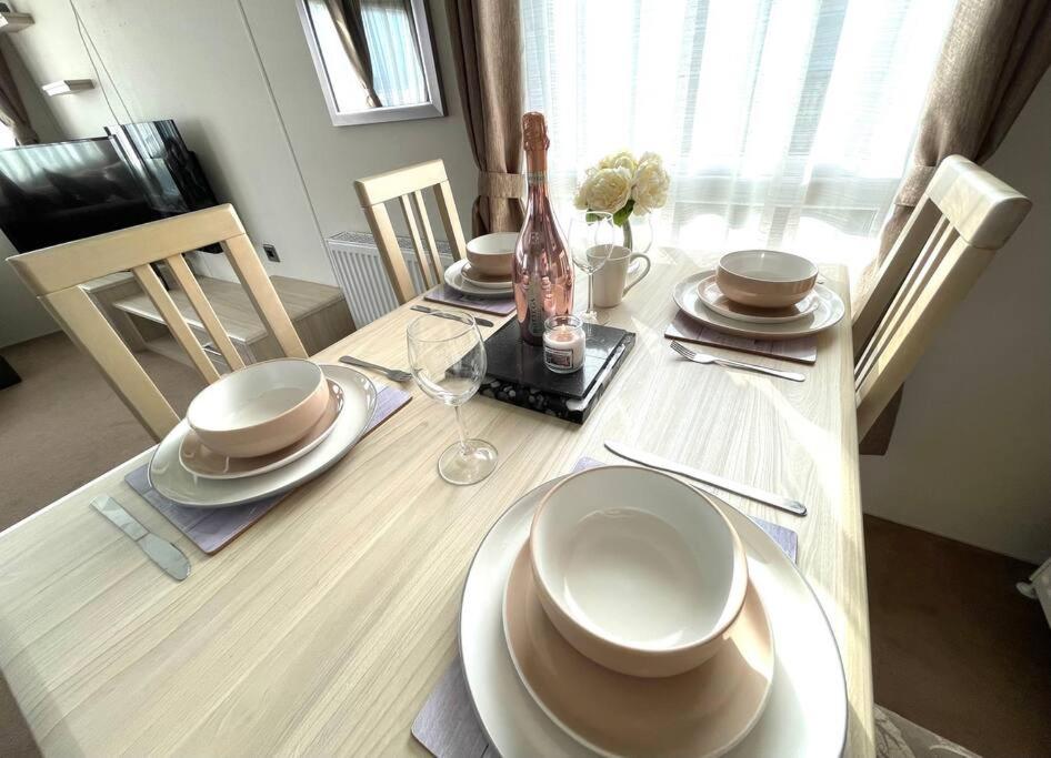 Royal Ascot Holiday Home - 5 Star Country Park - Bar - Restaurant - Fishing Lakes - Ice Cream Parlour - FREE Parking view 5