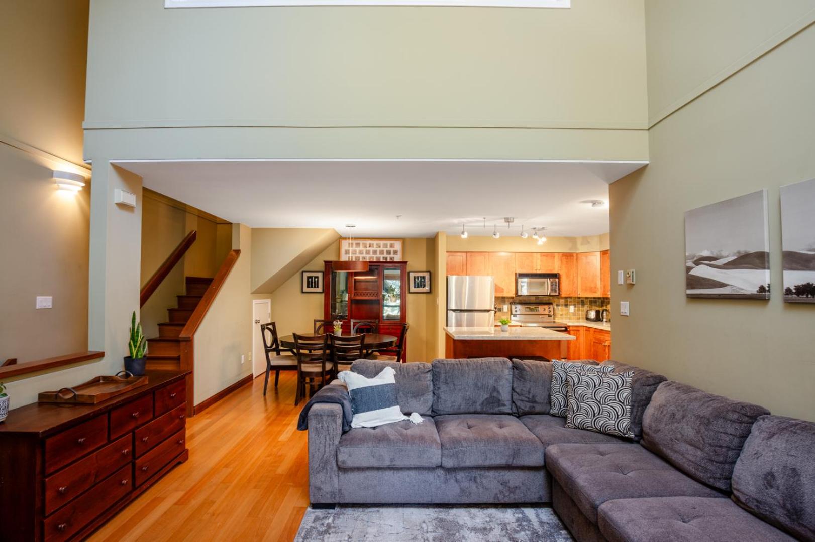 3BR in Wintergreen, Family Sized, Wood Burning Fireplace, Secure Parking, Ski Hill Bus Access