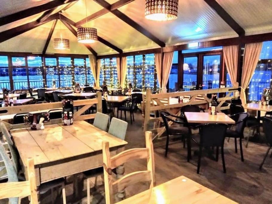 Royal Ascot Holiday Home - 5 Star Country Park - Bar - Restaurant - Fishing Lakes - Ice Cream Parlour - FREE Parking view 2