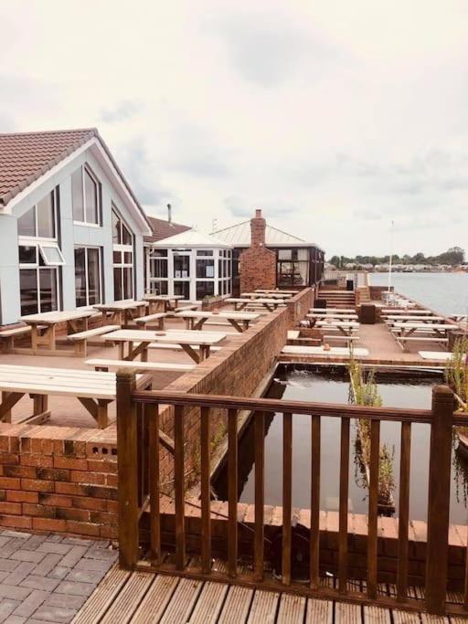 Royal Ascot Holiday Home - 5 Star Country Park - Bar - Restaurant - Fishing Lakes - Ice Cream Parlour - FREE Parking view 3