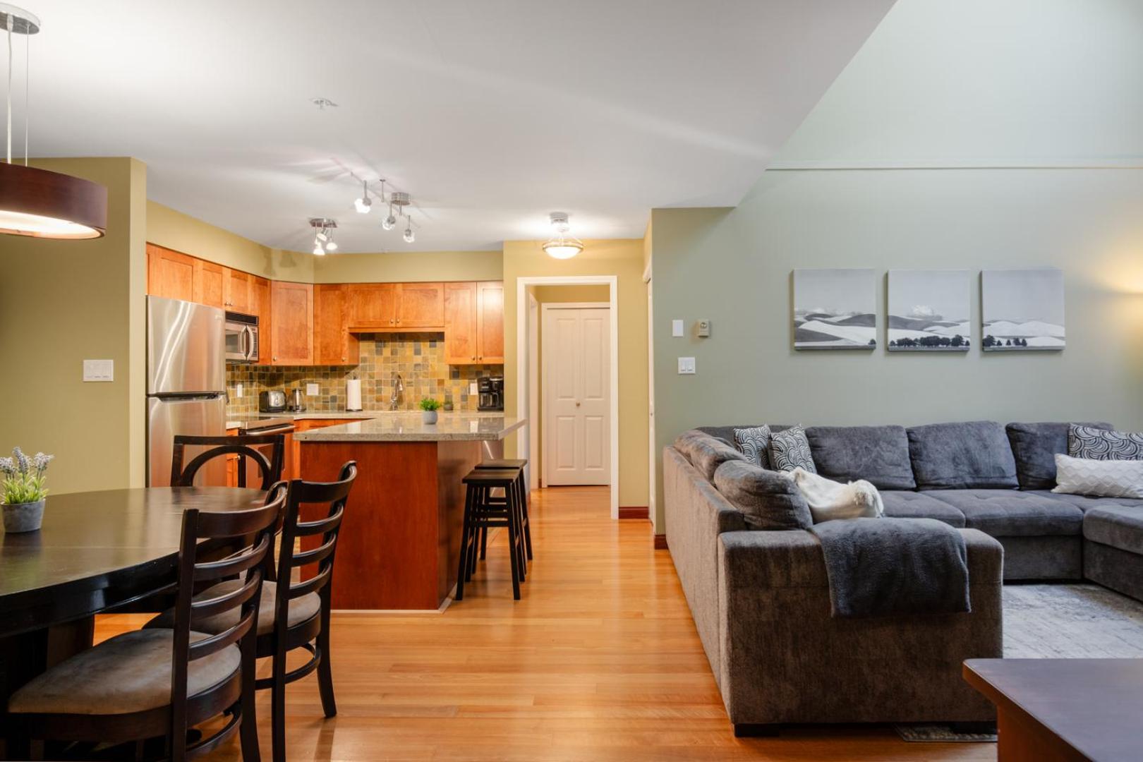 3BR in Wintergreen, Family Sized, Wood Burning Fireplace, Secure Parking, Ski Hill Bus Access