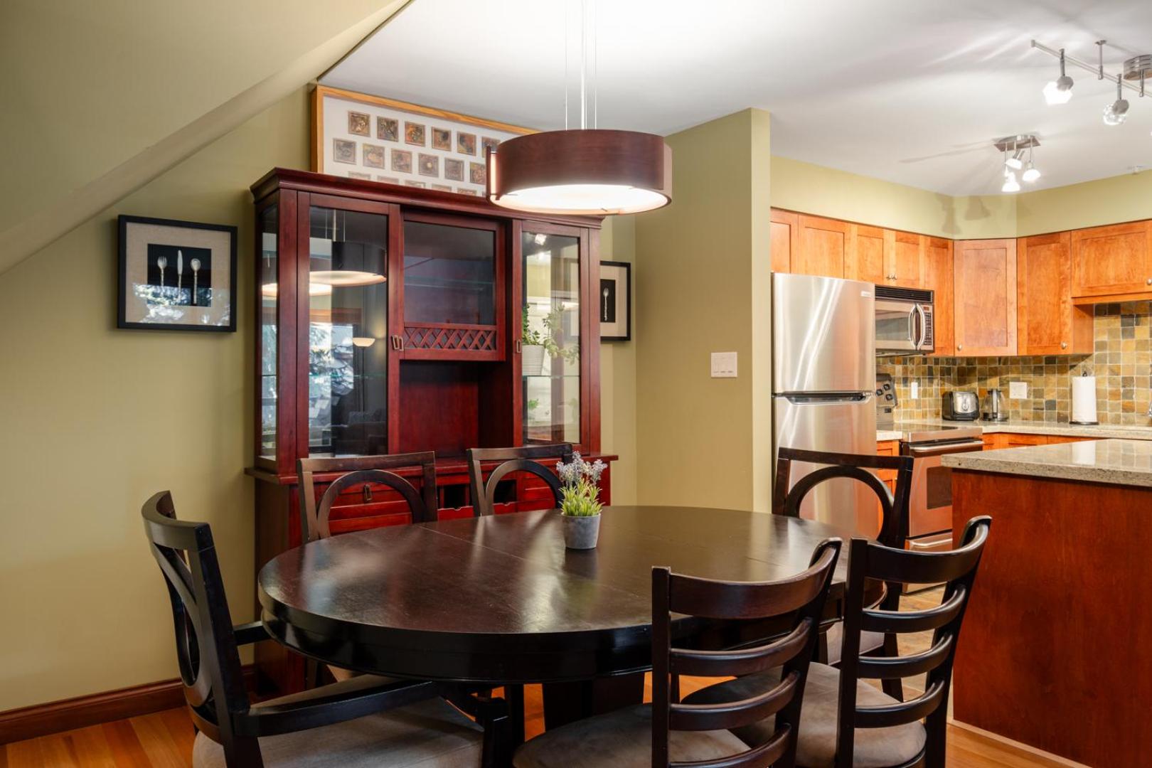 3BR in Wintergreen, Family Sized, Wood Burning Fireplace, Secure Parking, Ski Hill Bus Access