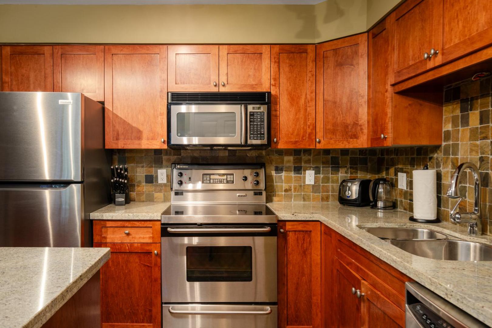 3BR in Wintergreen, Family Sized, Wood Burning Fireplace, Secure Parking, Ski Hill Bus Access