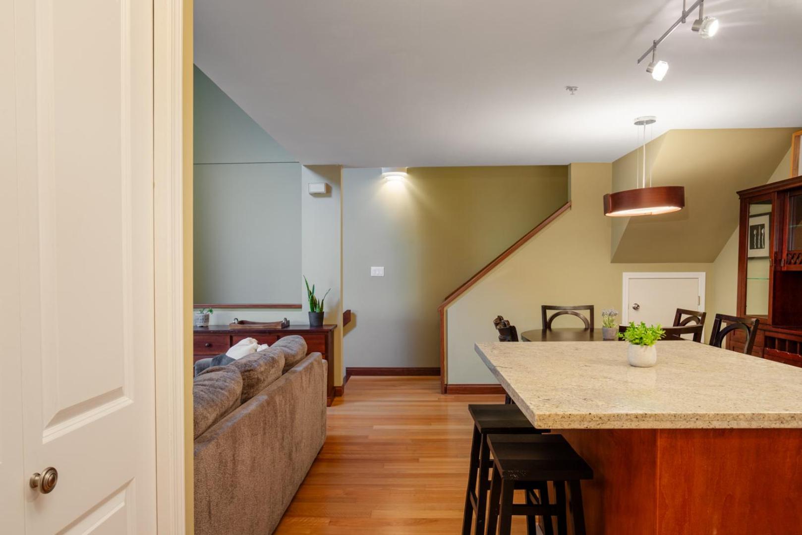 3BR in Wintergreen, Family Sized, Wood Burning Fireplace, Secure Parking, Ski Hill Bus Access
