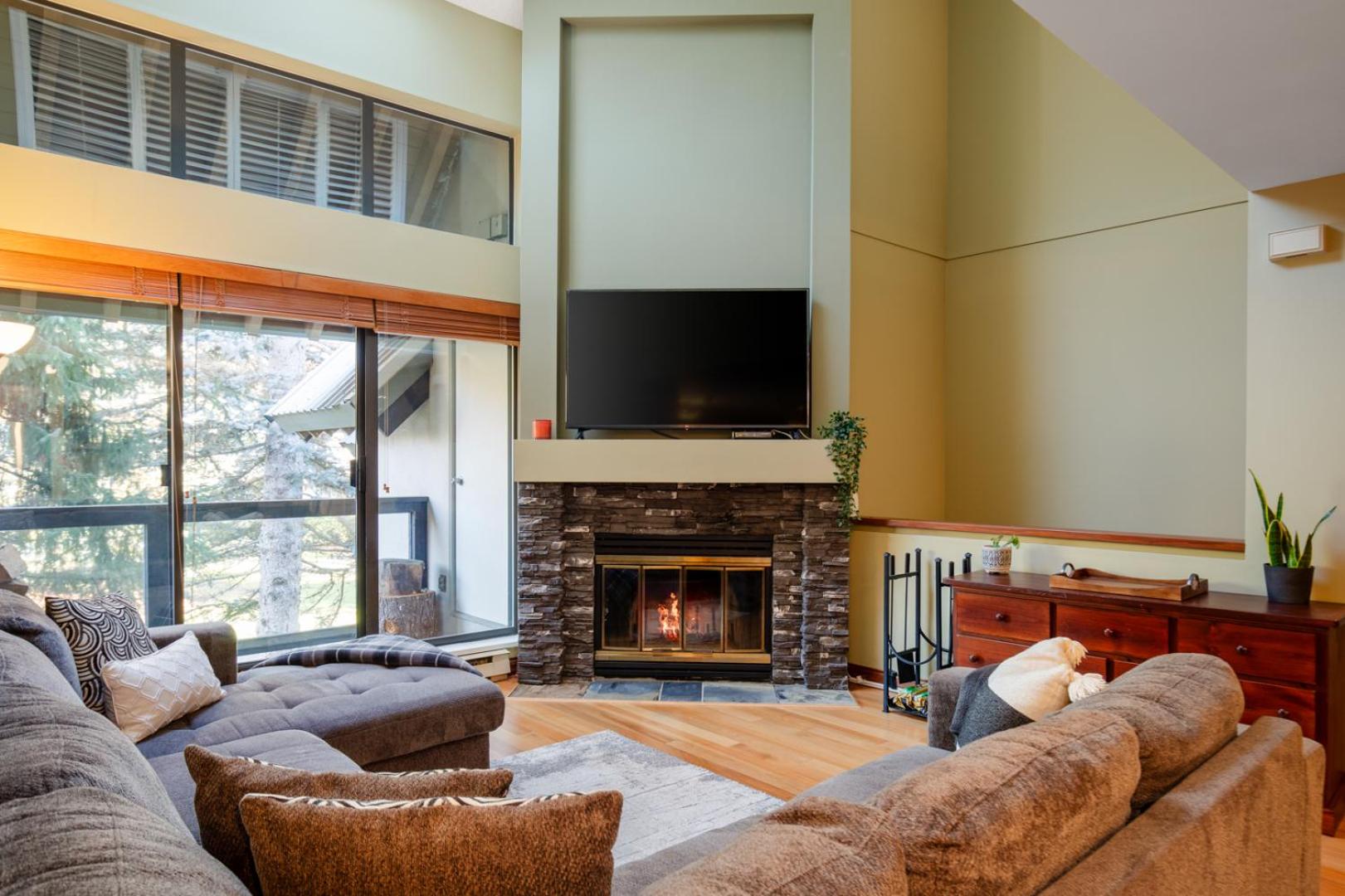 3BR in Wintergreen, Family Sized, Wood Burning Fireplace, Secure Parking, Ski Hill Bus Access